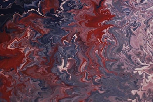 动态抽象的绘画与旋转的红、蓝、白色图案共同营造出充满活力的纹理效果