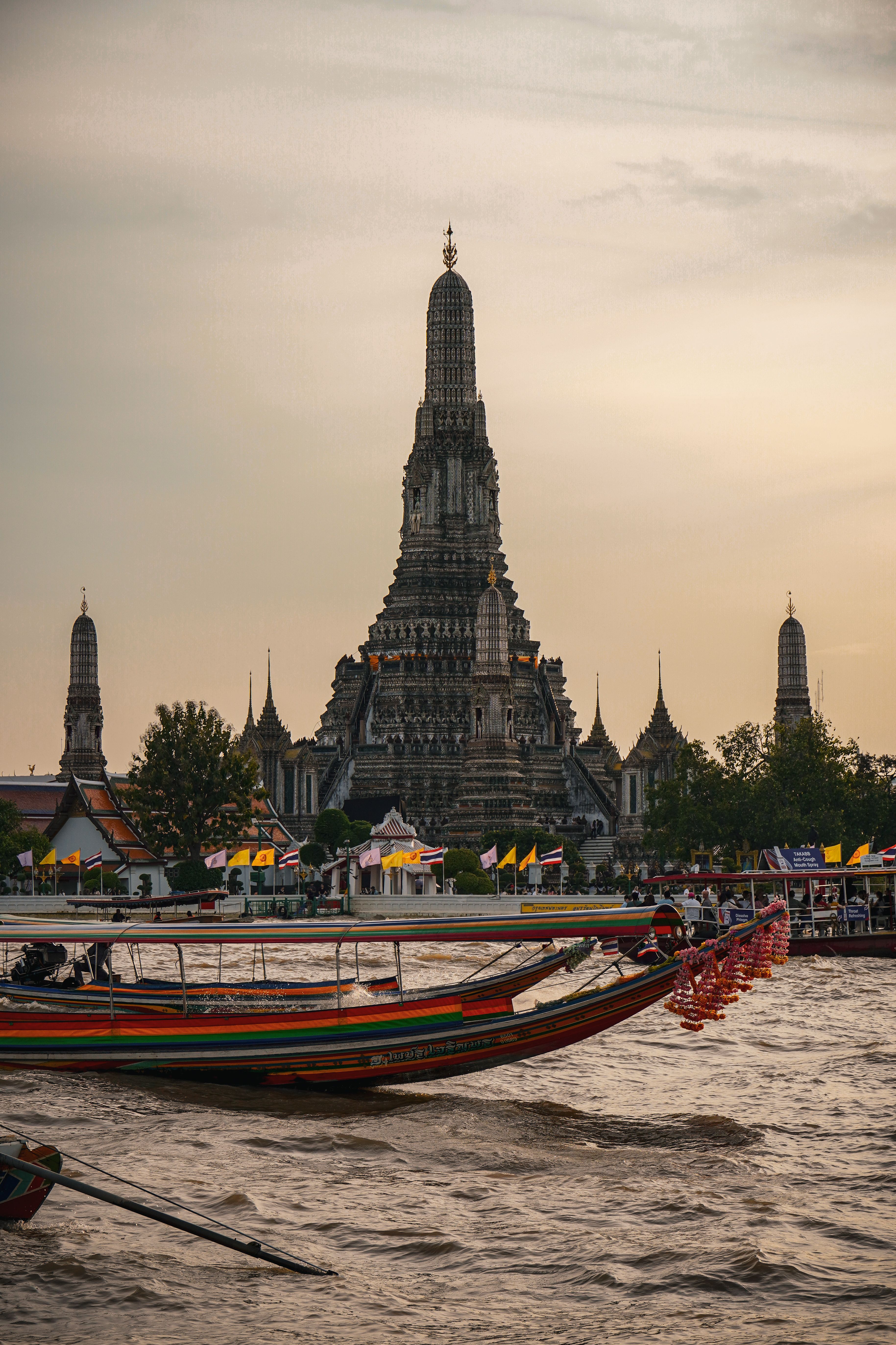 Wat Arun at Sunset with Boats on Chao Phraya River · Free Stock Photo