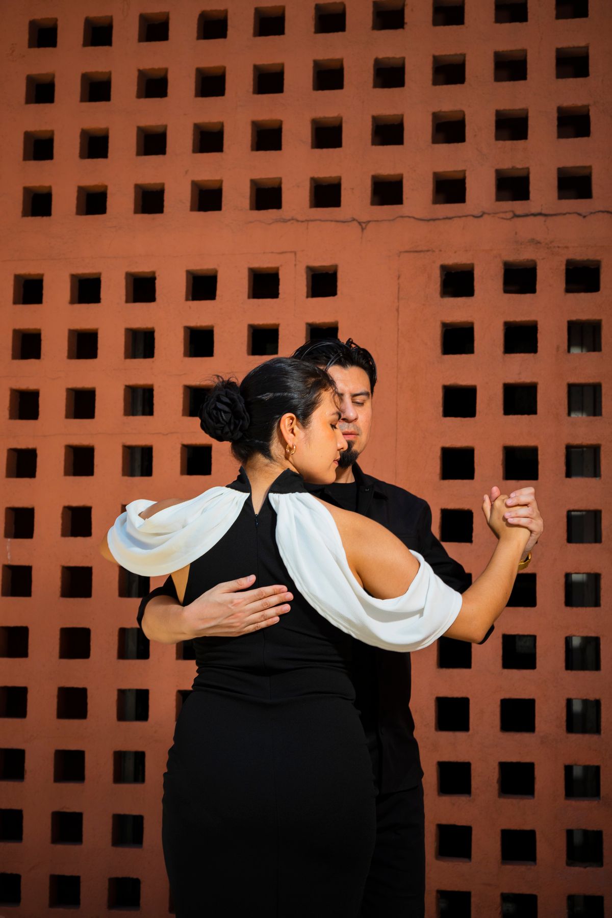 Pareja con vestuario de baile latino durante una actuación