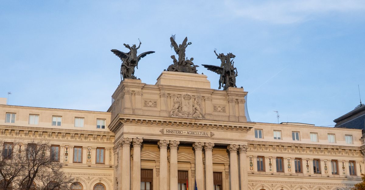 Vista frontal del Ministerio de Agricultura de España con estatuas de ángeles en su cima en Madrid. Vista frontal del Ministerio de Agricultura de España con estatuas de ángeles en su cima en Madrid.