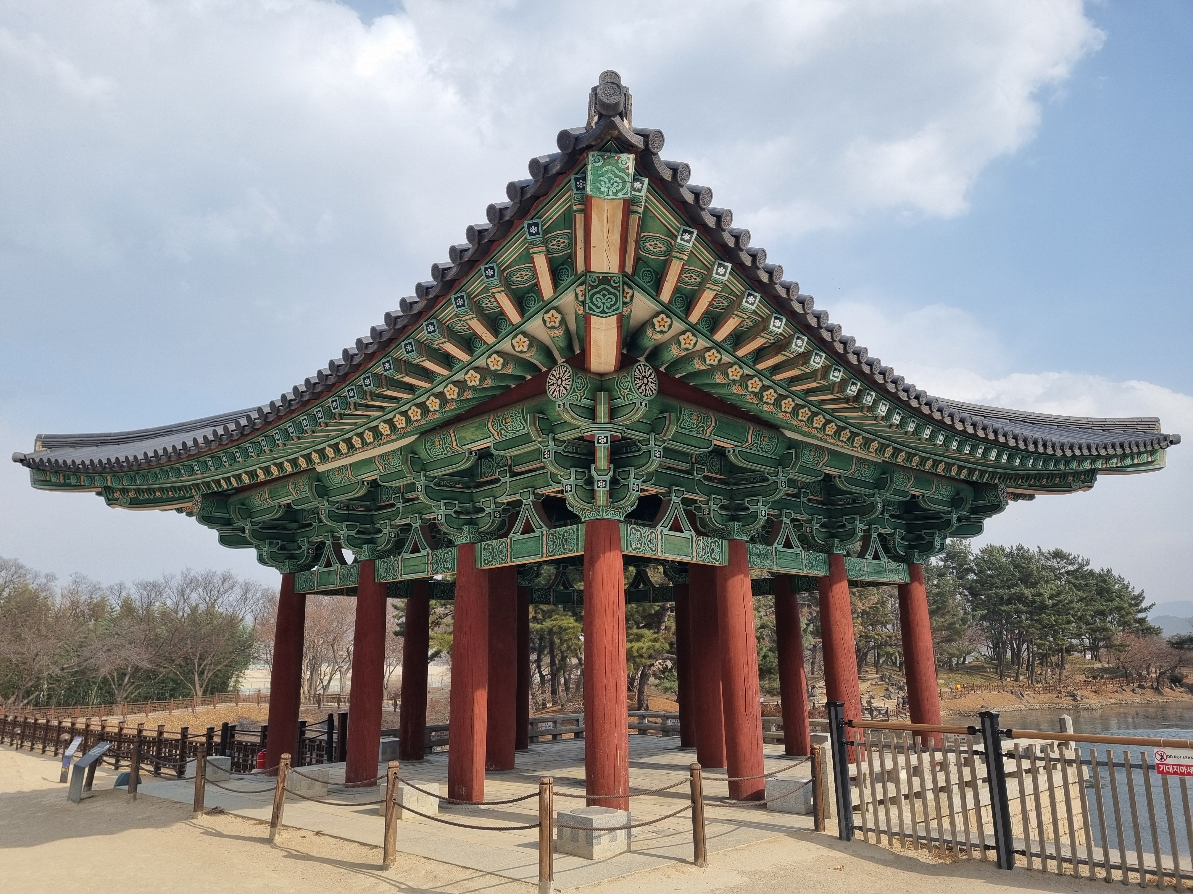 서울 남산타워와 부산 해운대, 제주도 한라산이 어우러진 한국 관광지 풍경