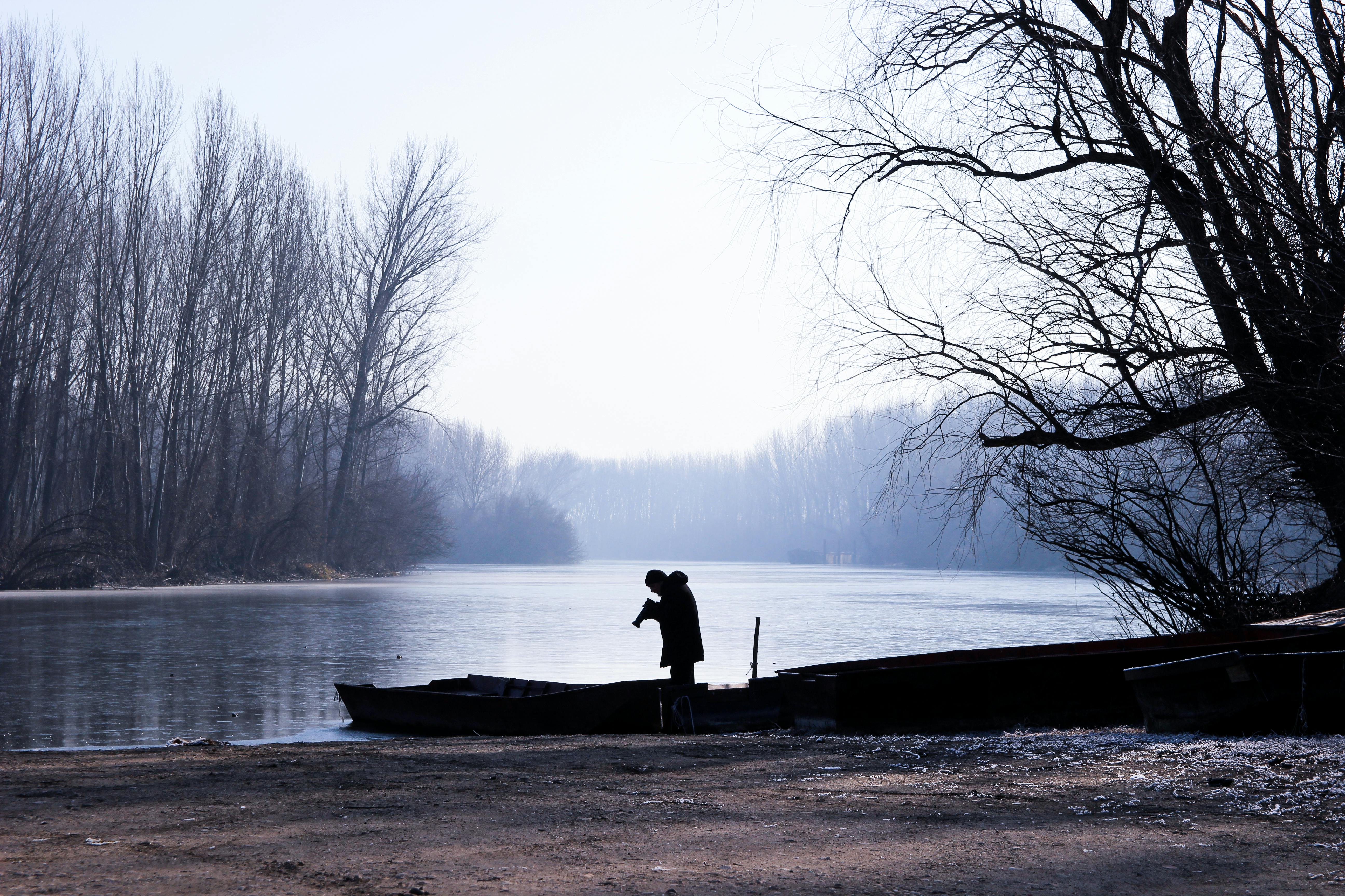 Vicolo medievale con archi e pavimento in pietra