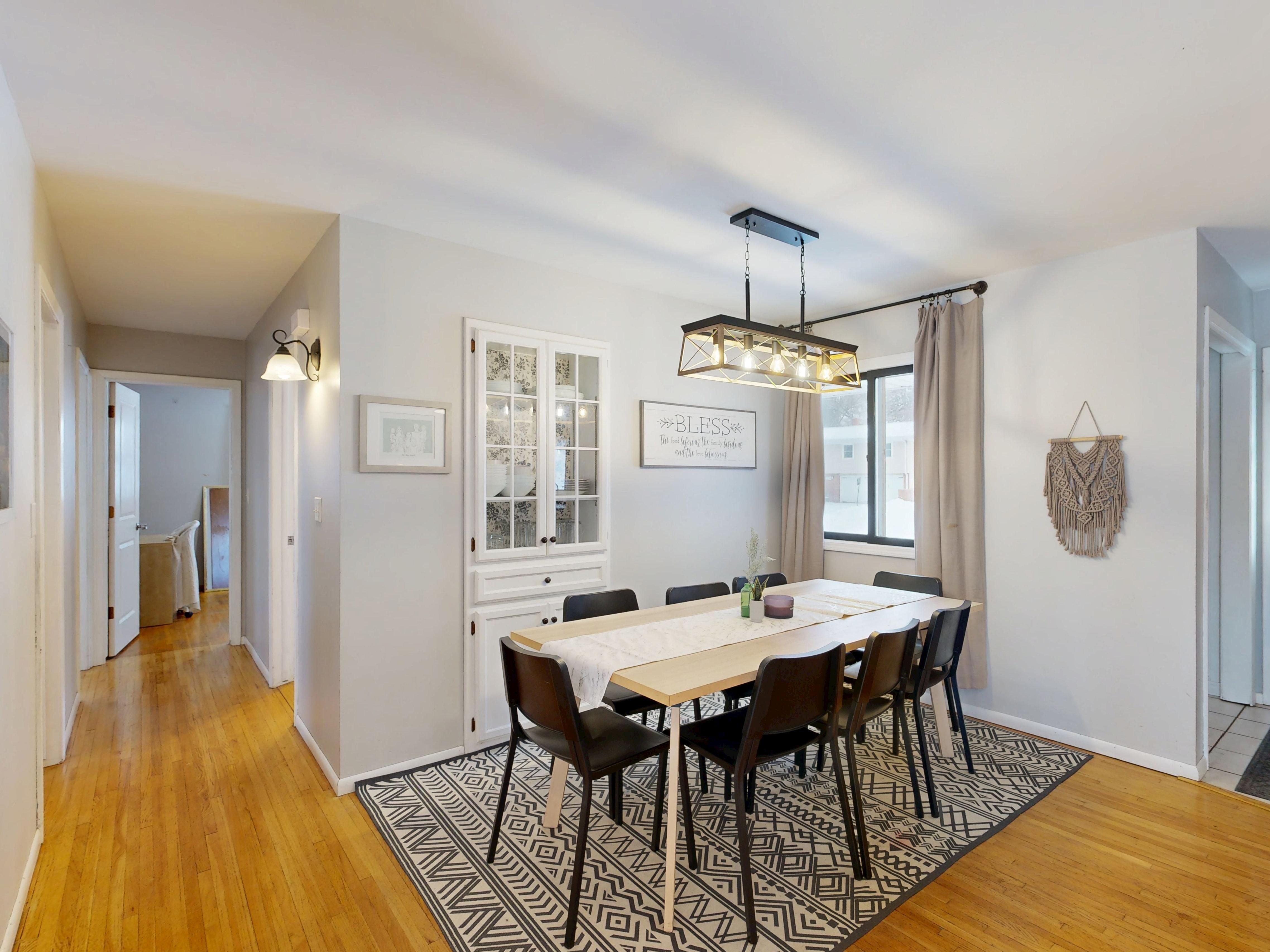 Modern Dining Room with Elegant Decor and Lighting · Free Stock Photo