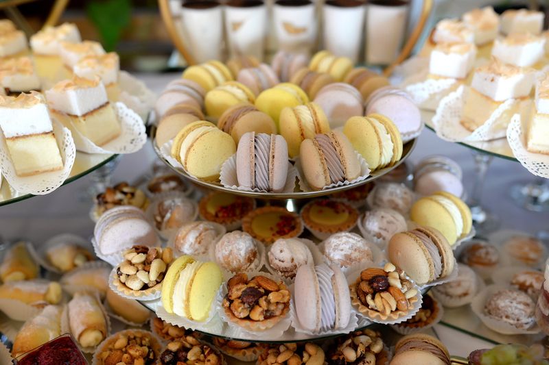 Bandeja de macarons e doces finos