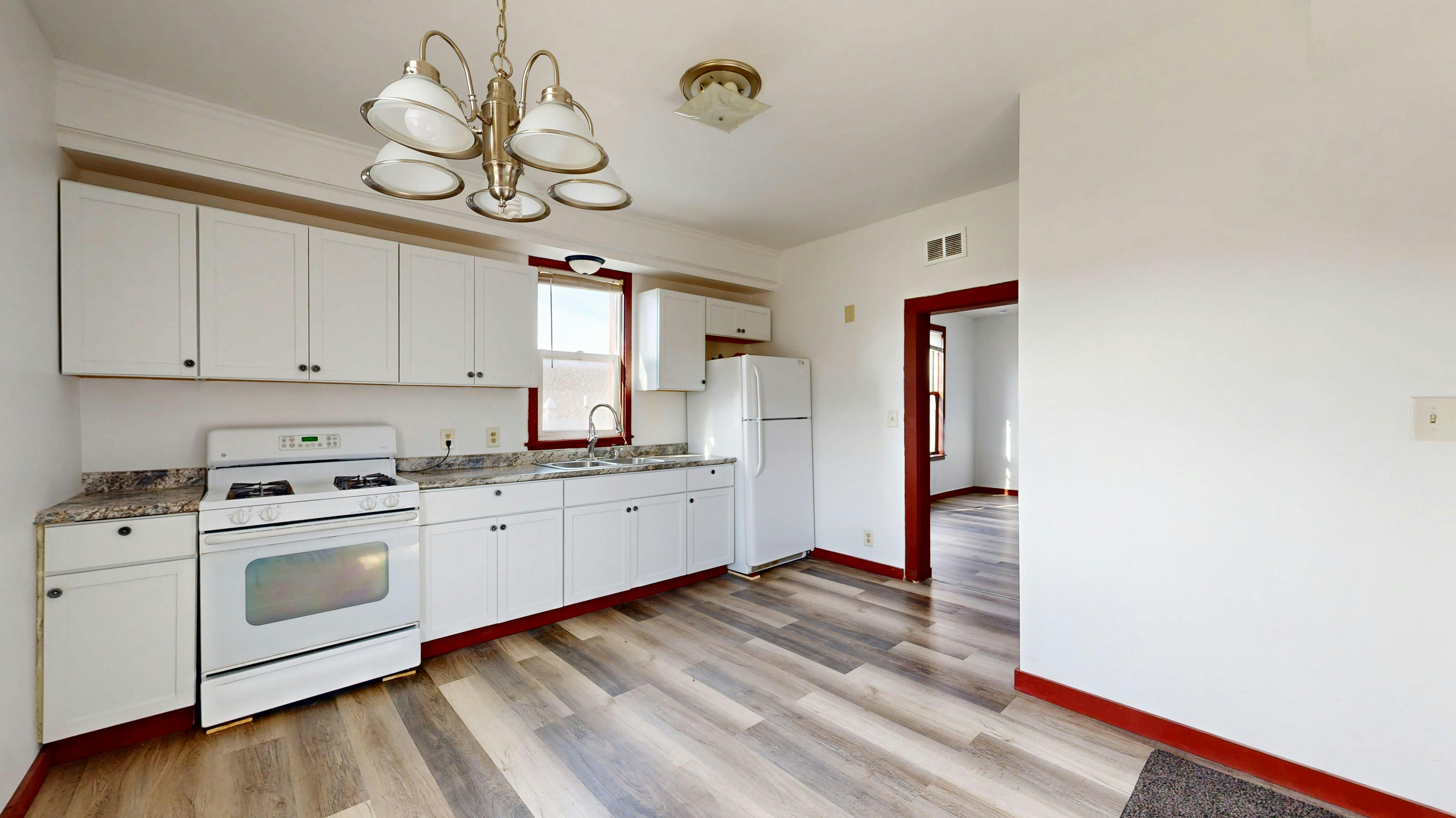 Detail an Küchenrückwand mit sauber gezogener Fuge zur Arbeitsplatte und dichtem Anschluss im Spülbereich