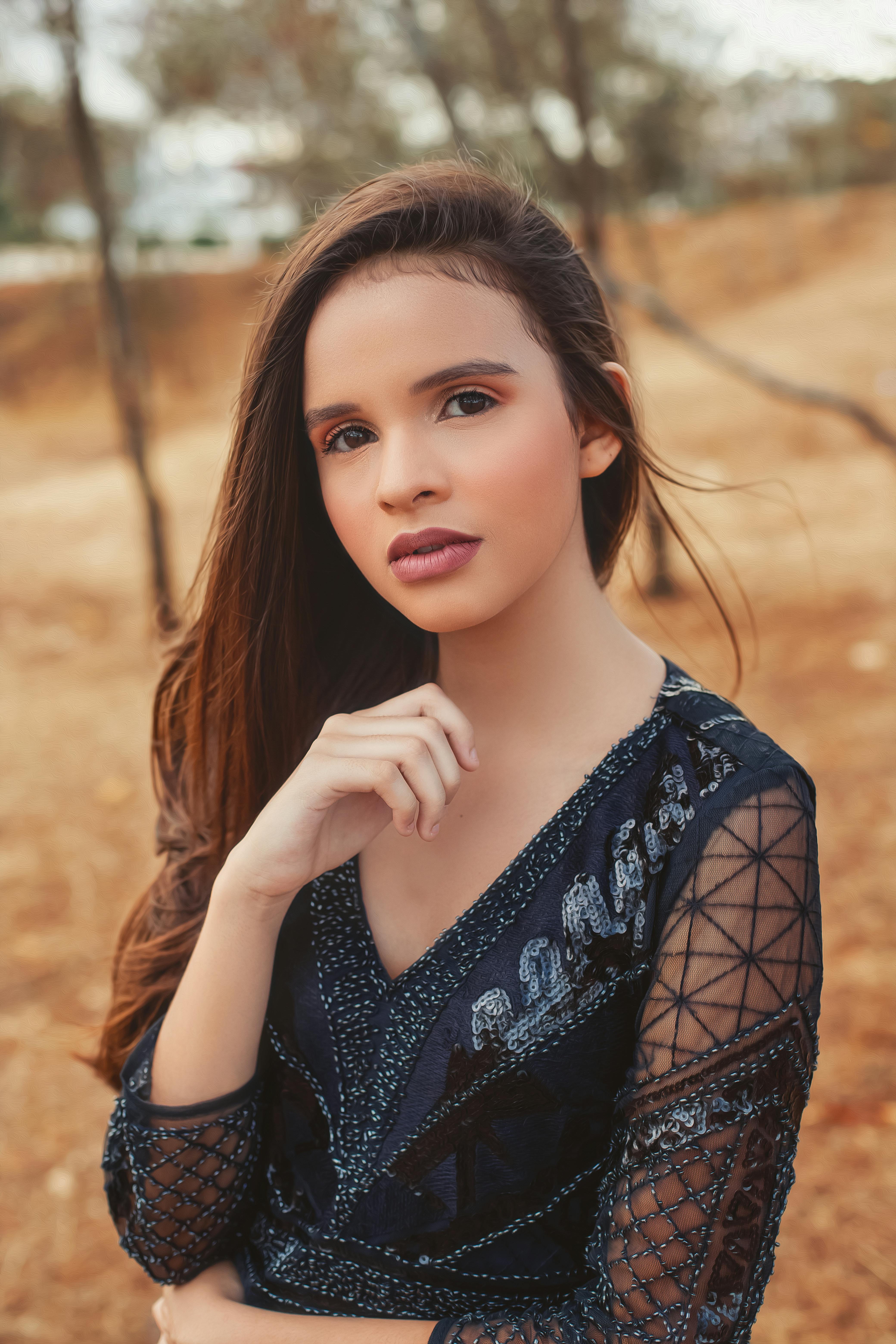 Gratis Fotografi Fokus Selektif Wanita Muda Berdiri Di Luar Ruangan Foto Stok