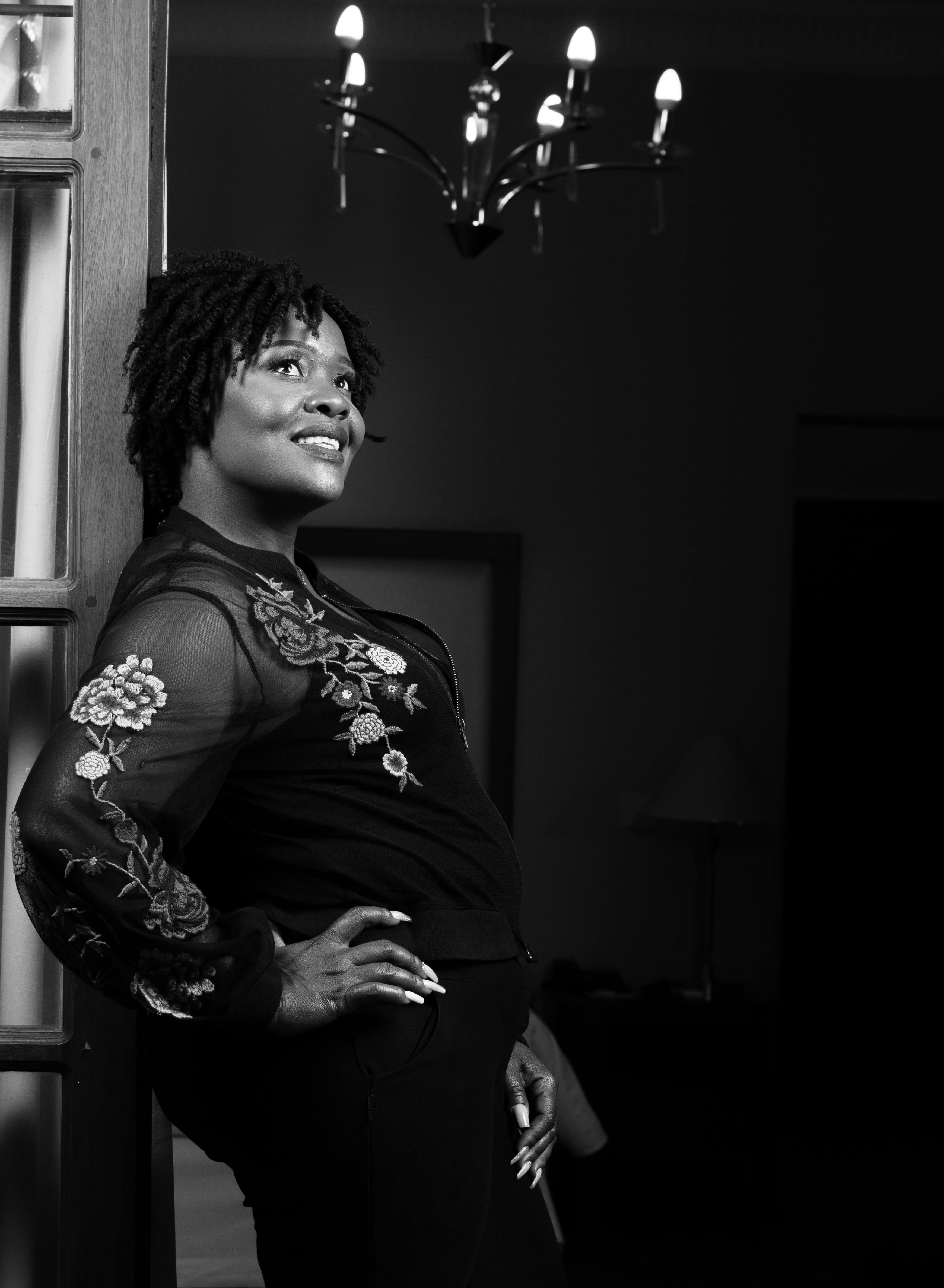 Zadarmo Čiernobiely portrét ženy v elegantných večerných šatách s kvetinovým vzorom. Fotka z fotobanky