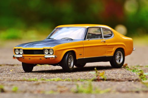 Free Yellow and Black Muscle Car in Tilt Shift Photography Stock Photo