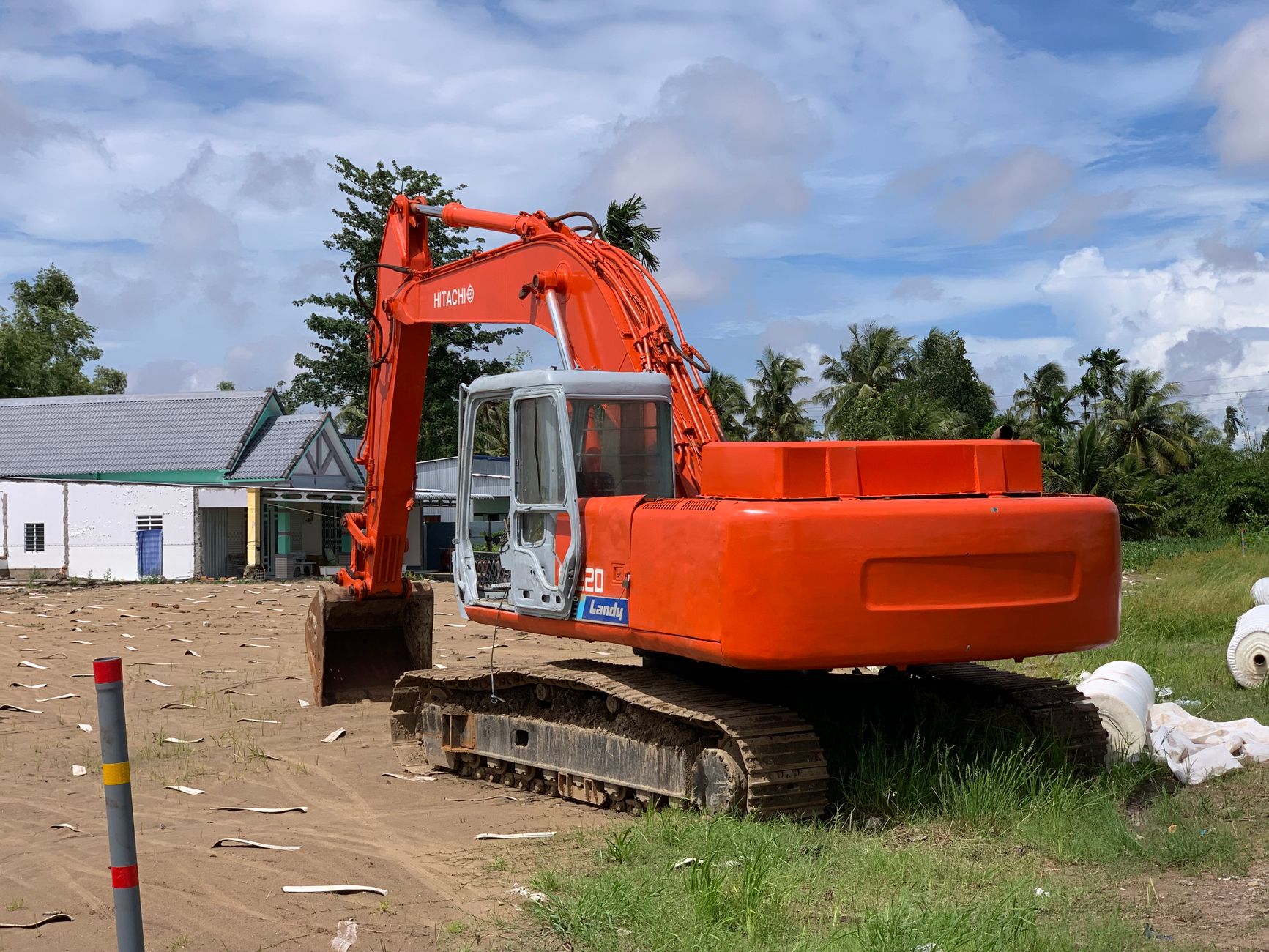 អ្នកគាំទ្រកីឡាមើល JioHotstar លើទូរស័ព្ទក្នុងបន្ទប់ទទួលភ្ញៀវពេលយប់