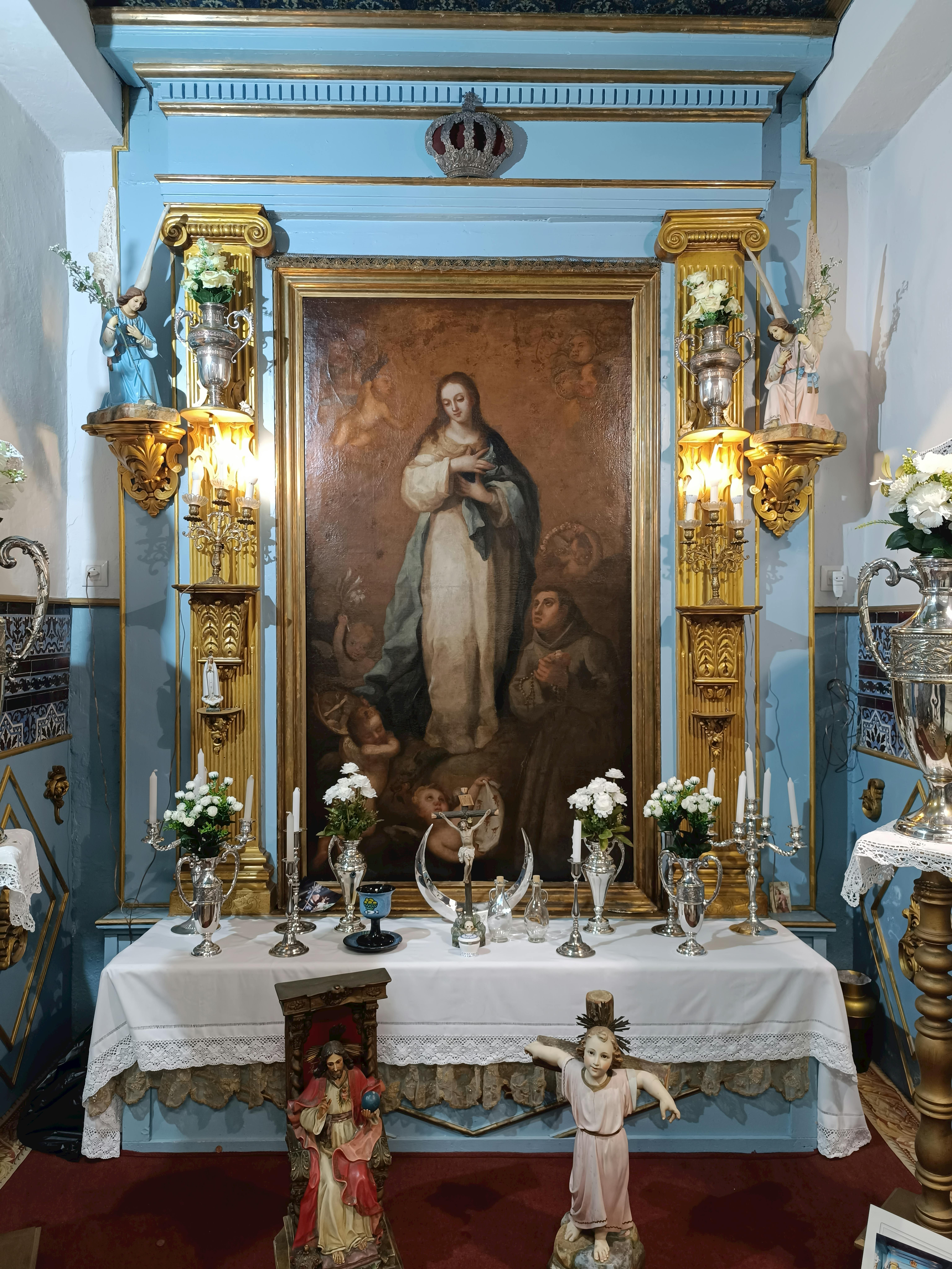 un altar entre puestos