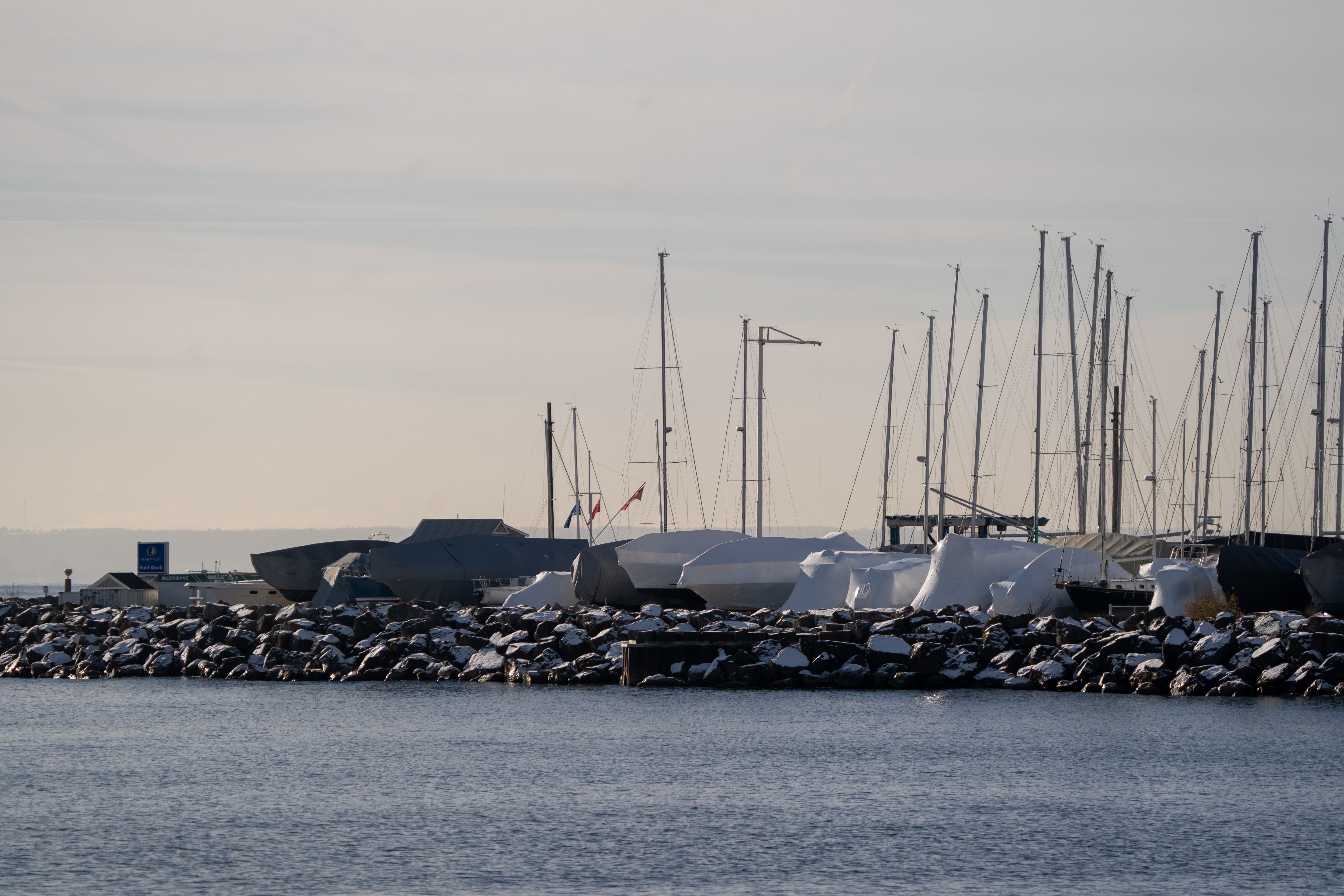 Båter i havn som forberedes til vinter