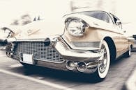 经典凯迪拉克在动感中展现其复古魅力与时尚设计