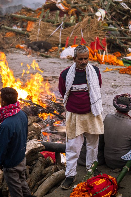 Free A traditional Hindu cremation ceremony taking place on a riverbank, depicting spiritual cultural rituals. Stock Photo