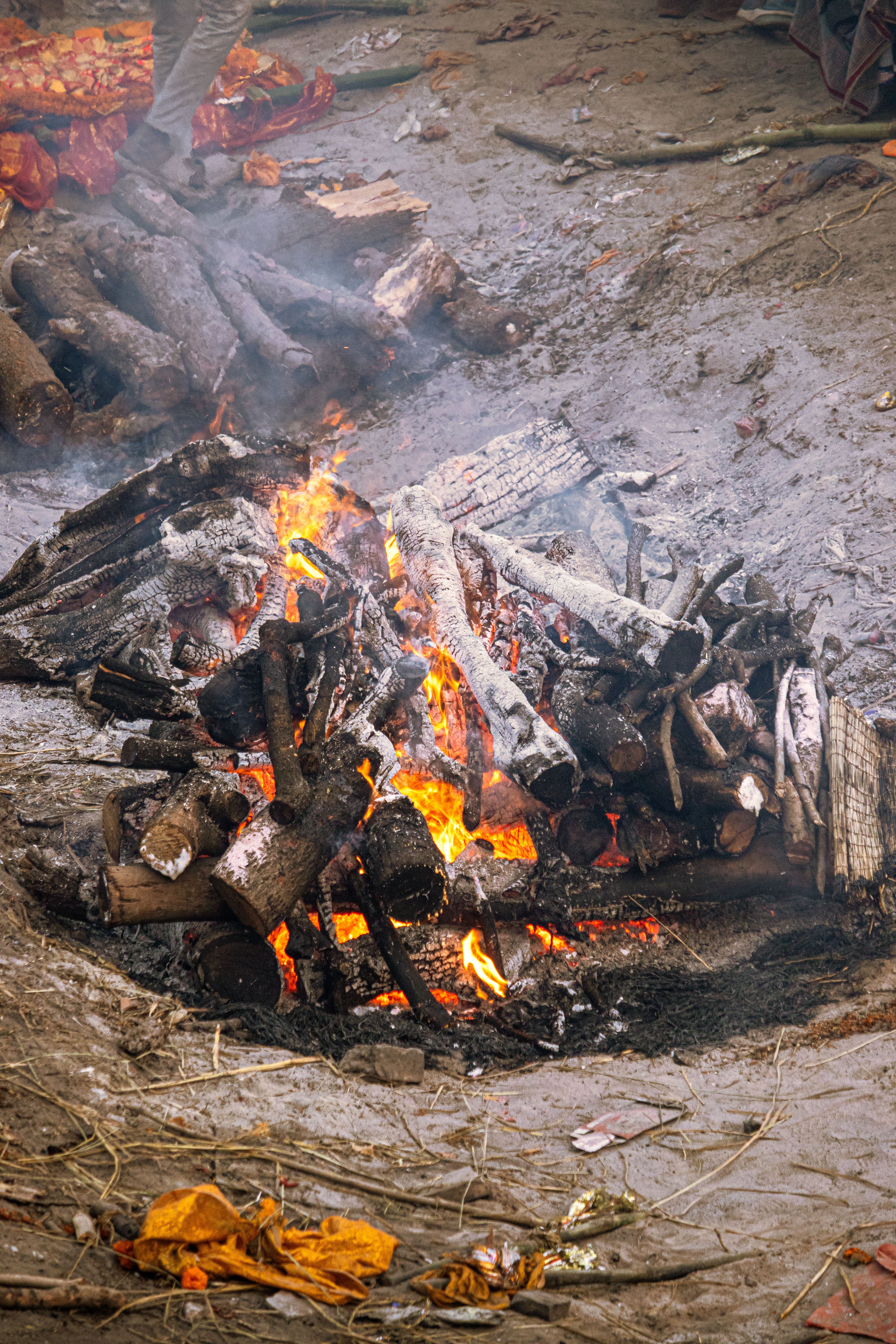 Traditional Hindu Cremation Ritual on Riverbank · Free Stock Photo