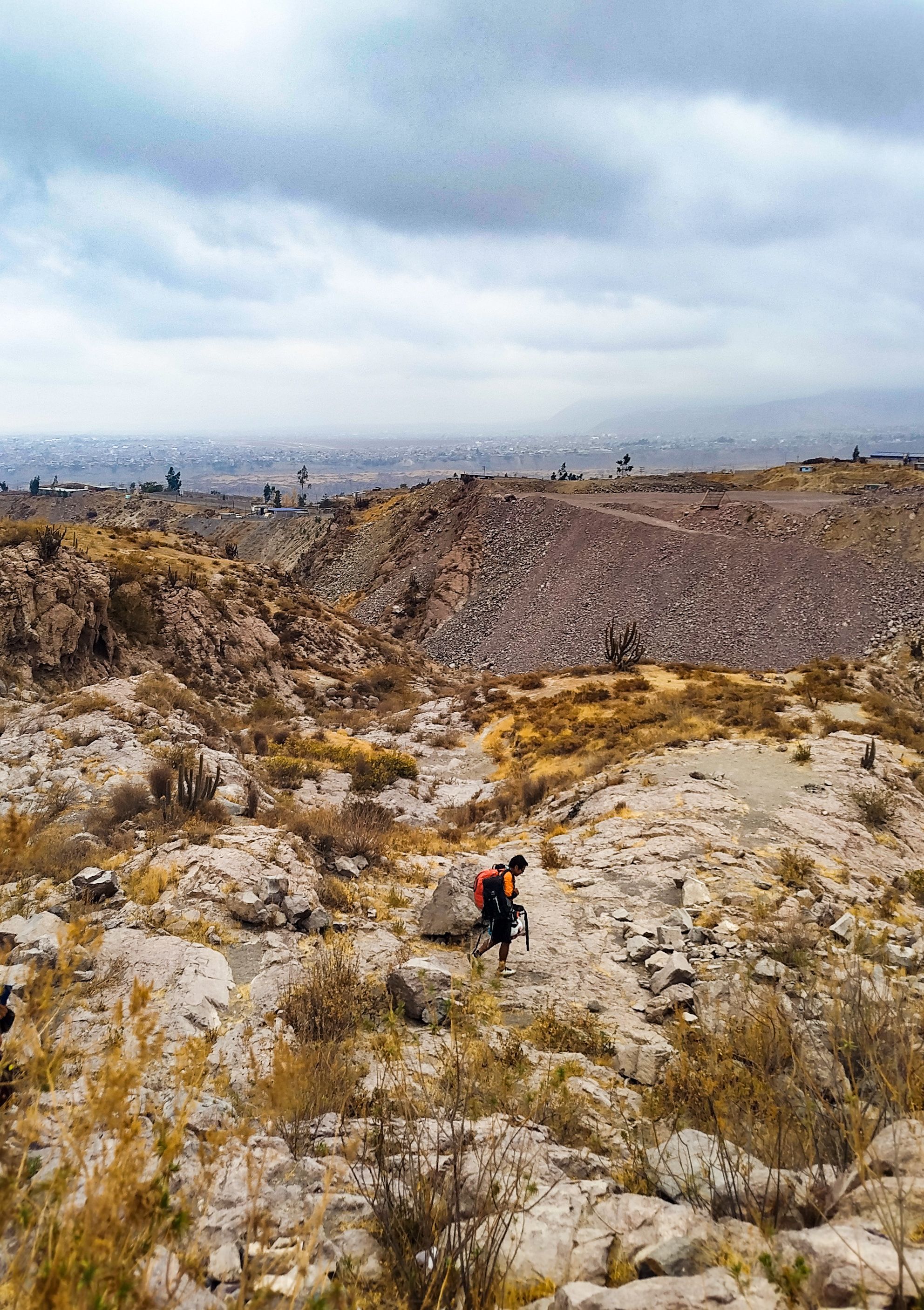 Senderista Explorando Terreno Rocoso En Arequipa, Perú · Foto de stock ...