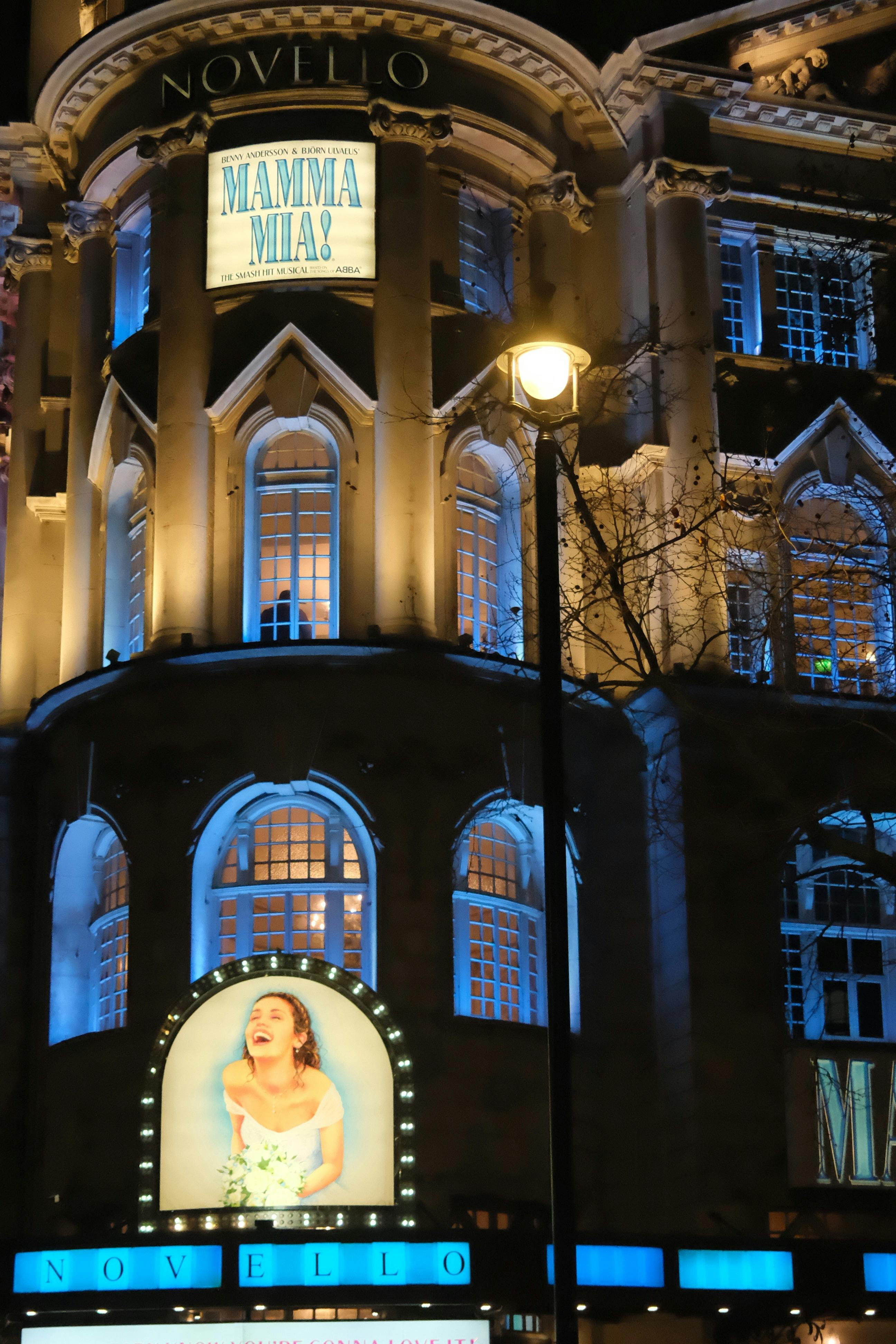 gratis Het Novello Theatre presenteert de musical Mamma Mia!, 's nachts prachtig verlicht. Stockfoto