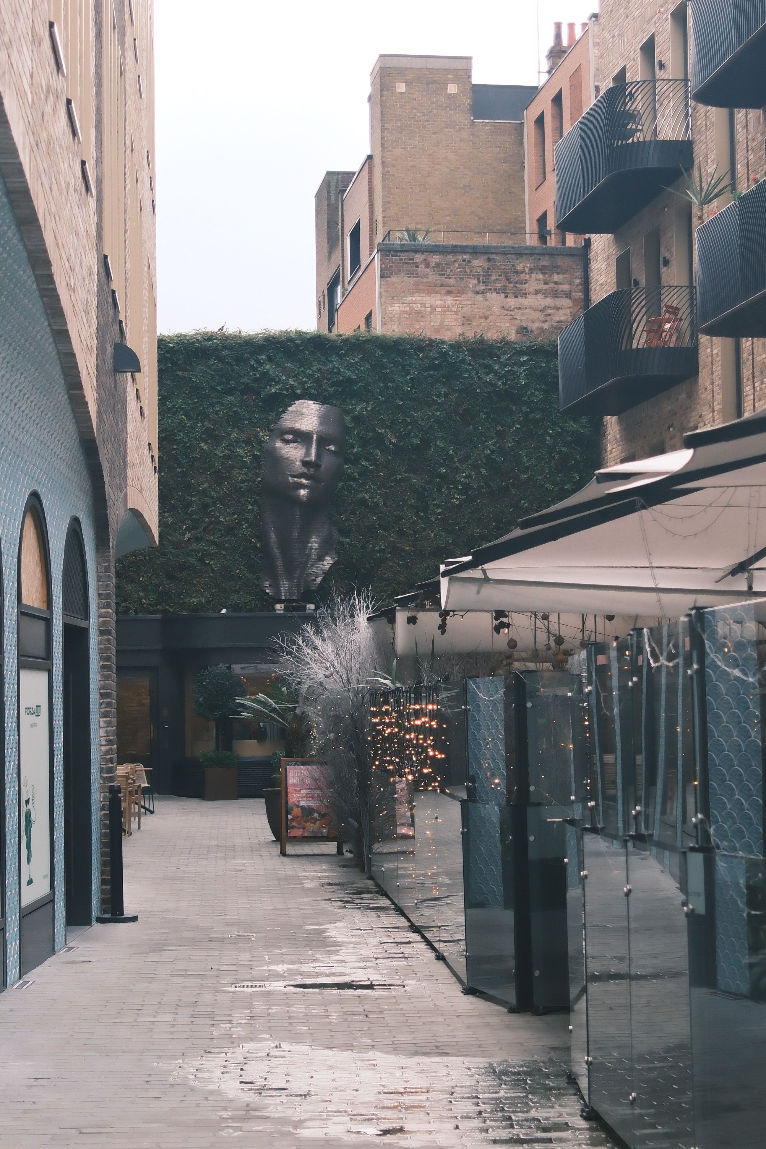 Contemporary Urban Alley with Artistic Sculpture · Free Stock Photo