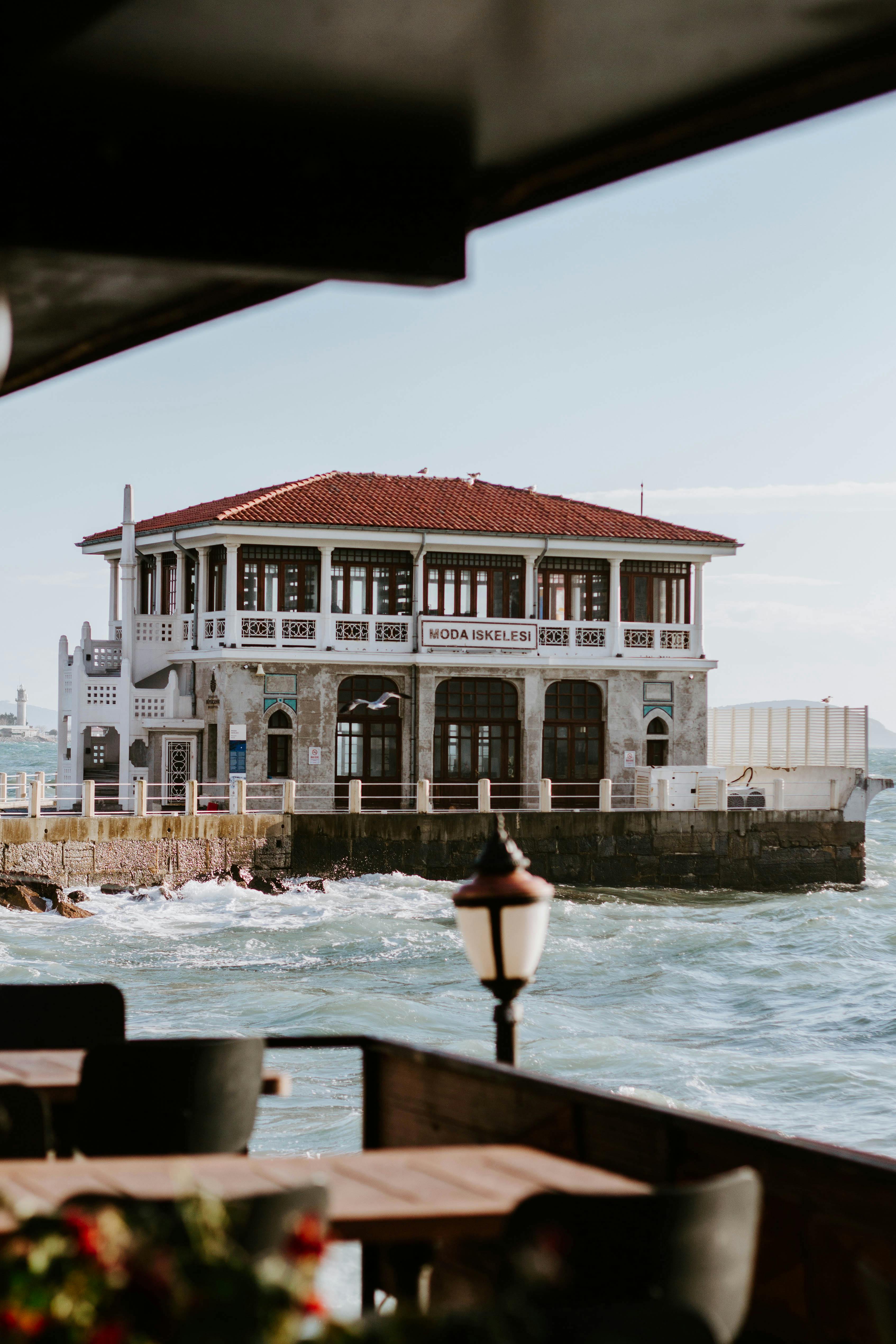 Gratis Suggestiva vista dello storico molo di Moda a Istanbul, catturata dalle onde. Foto a disposizione