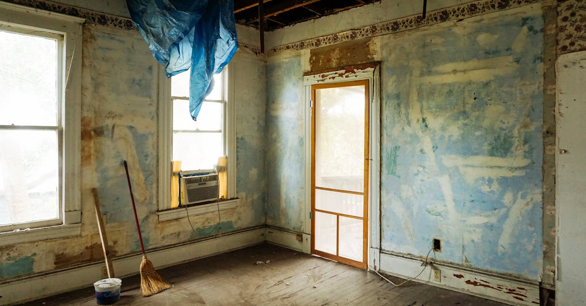 包商搶快亂拆 國際商工 斷腳式 拆法引爭議 工務局緊急勒令停工