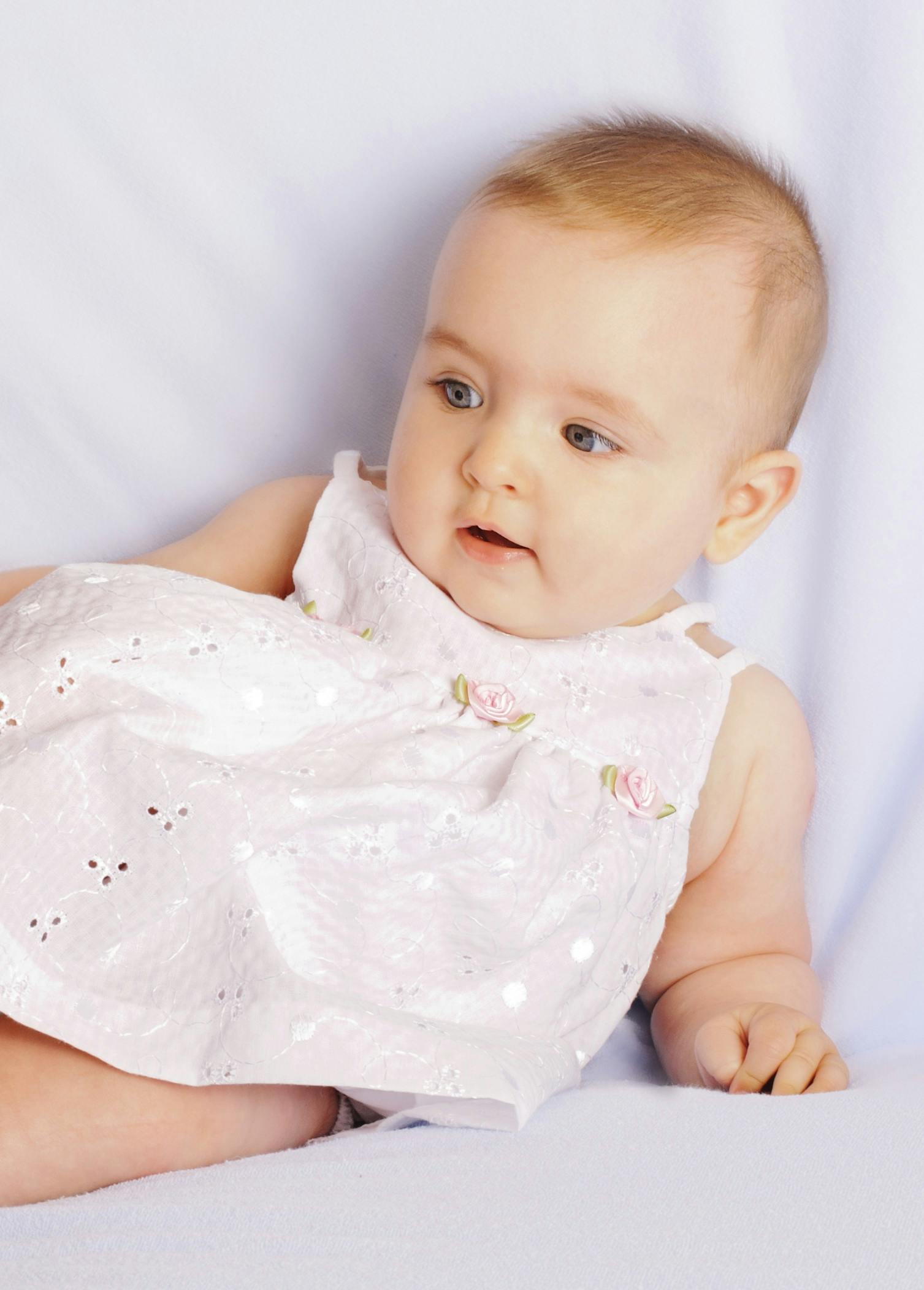 Baby in rosa Kleid | Quelle: Pexels