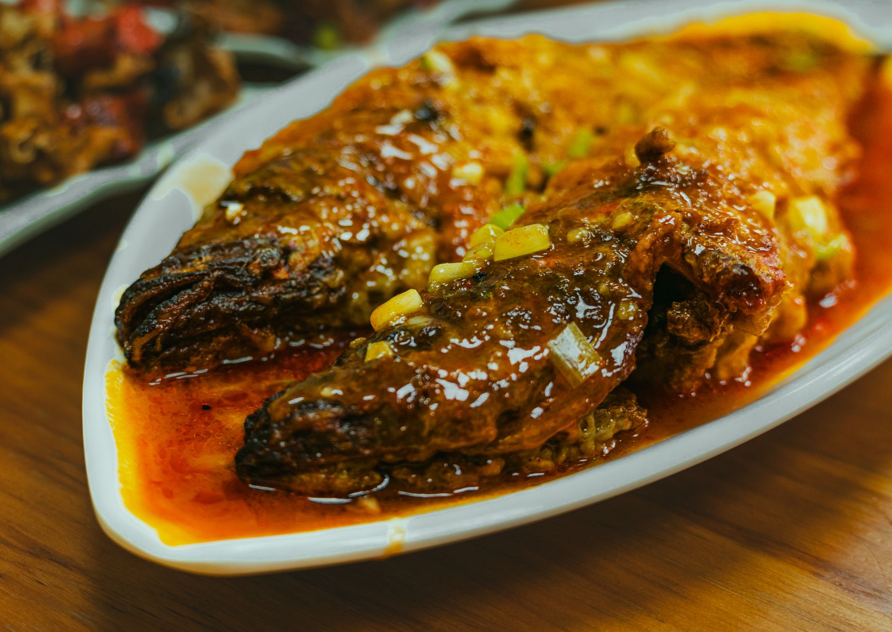 Assiette d alloco chaud servi avec du poisson frit et du piment