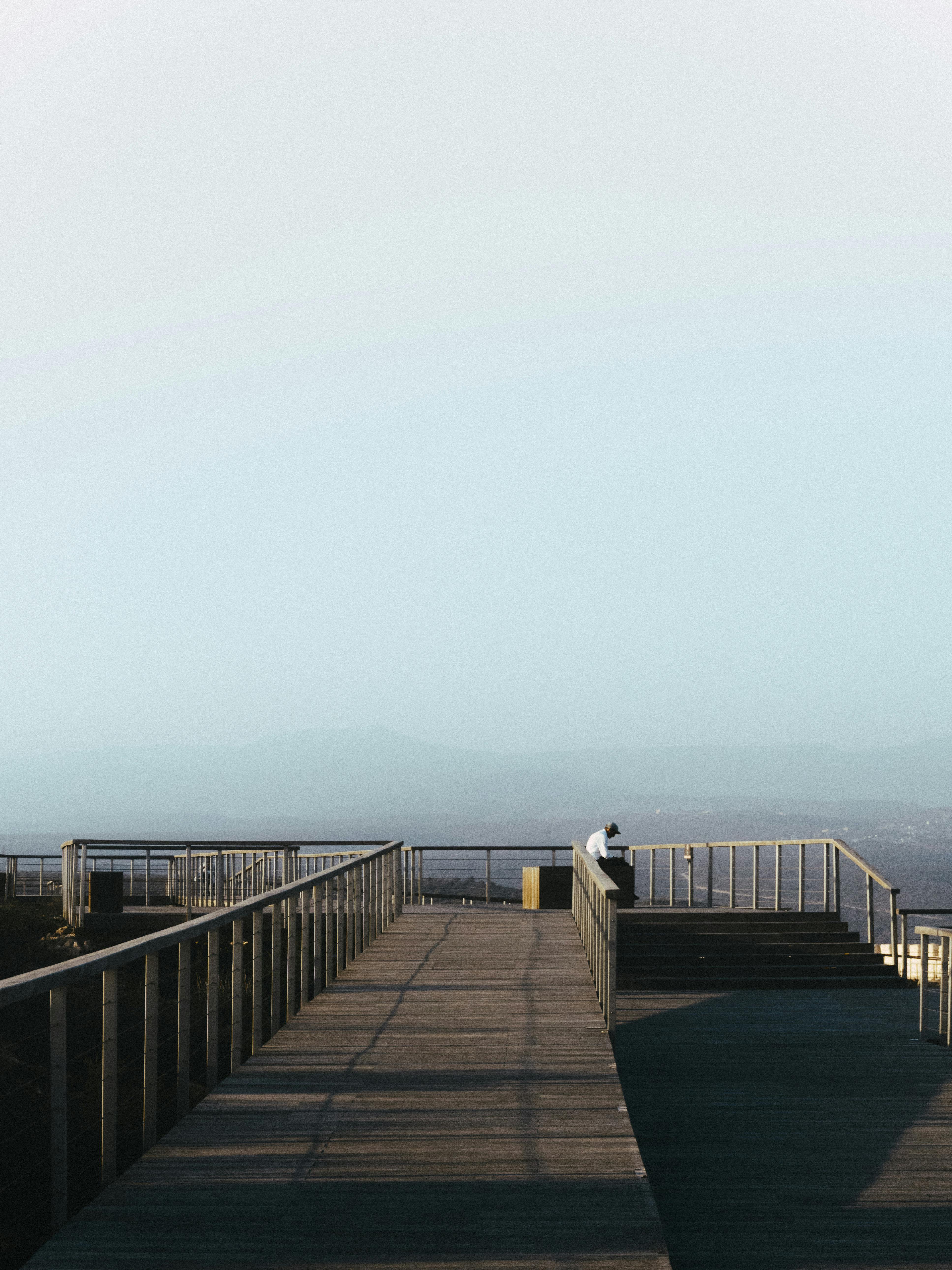 gratis Een sereen uitzicht vanaf een houten uitkijkpunt in Agadir, Marokko. Perfect voor natuurliefhebbers en reizigers. Stockfoto