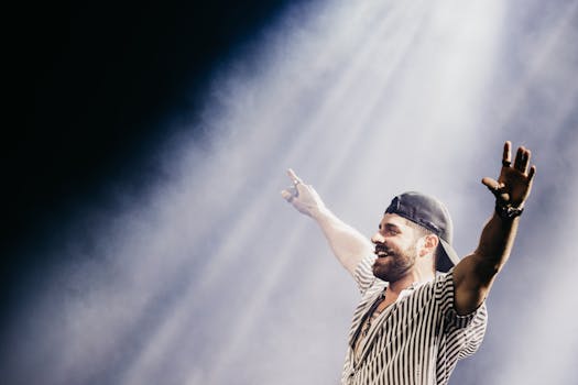 在户外音乐活动中，男歌手精力充沛地在明亮的灯光下表演