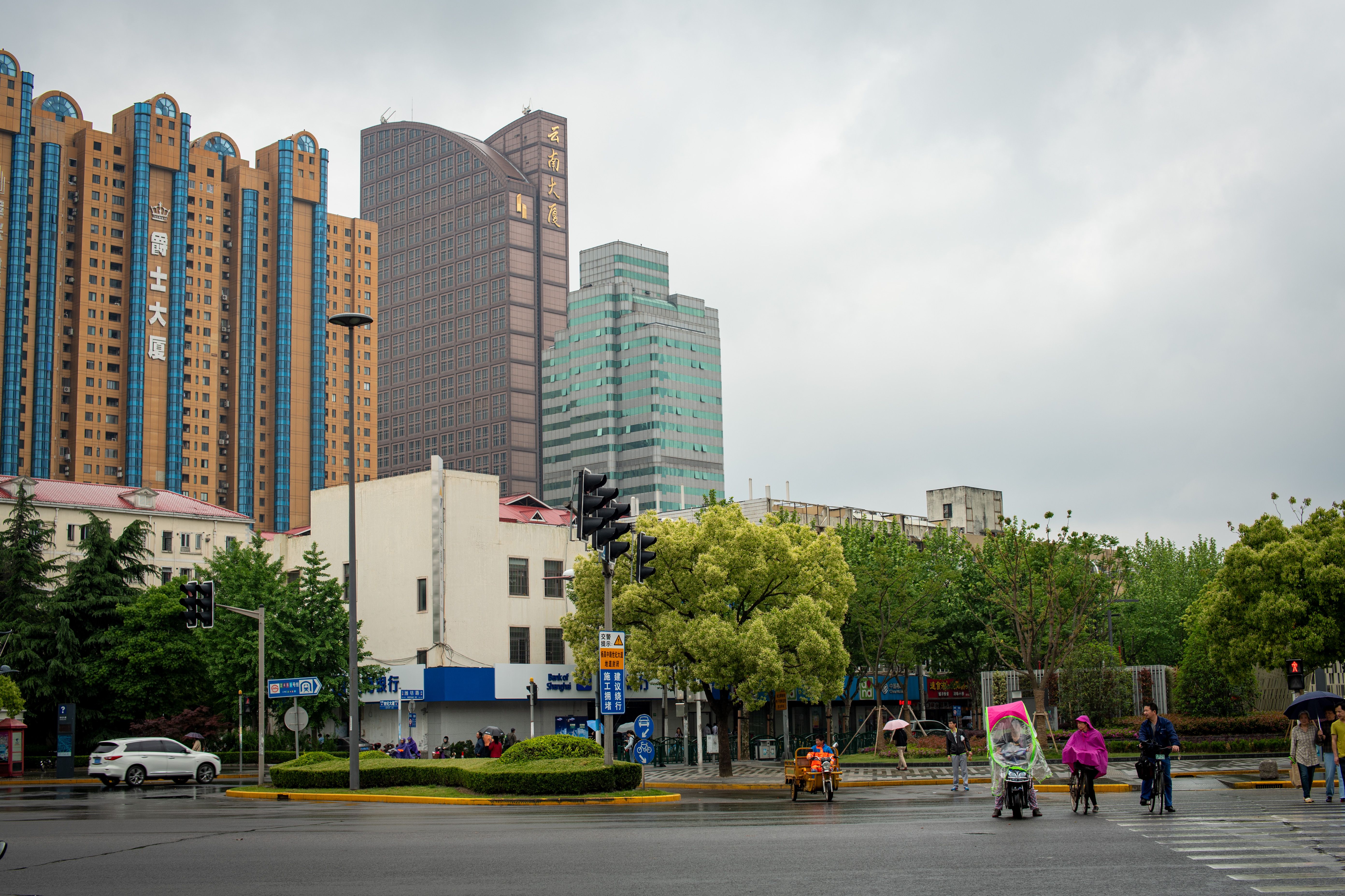 Yeoksam business hotel exterior with Teheran-ro avenue and clinic district behind