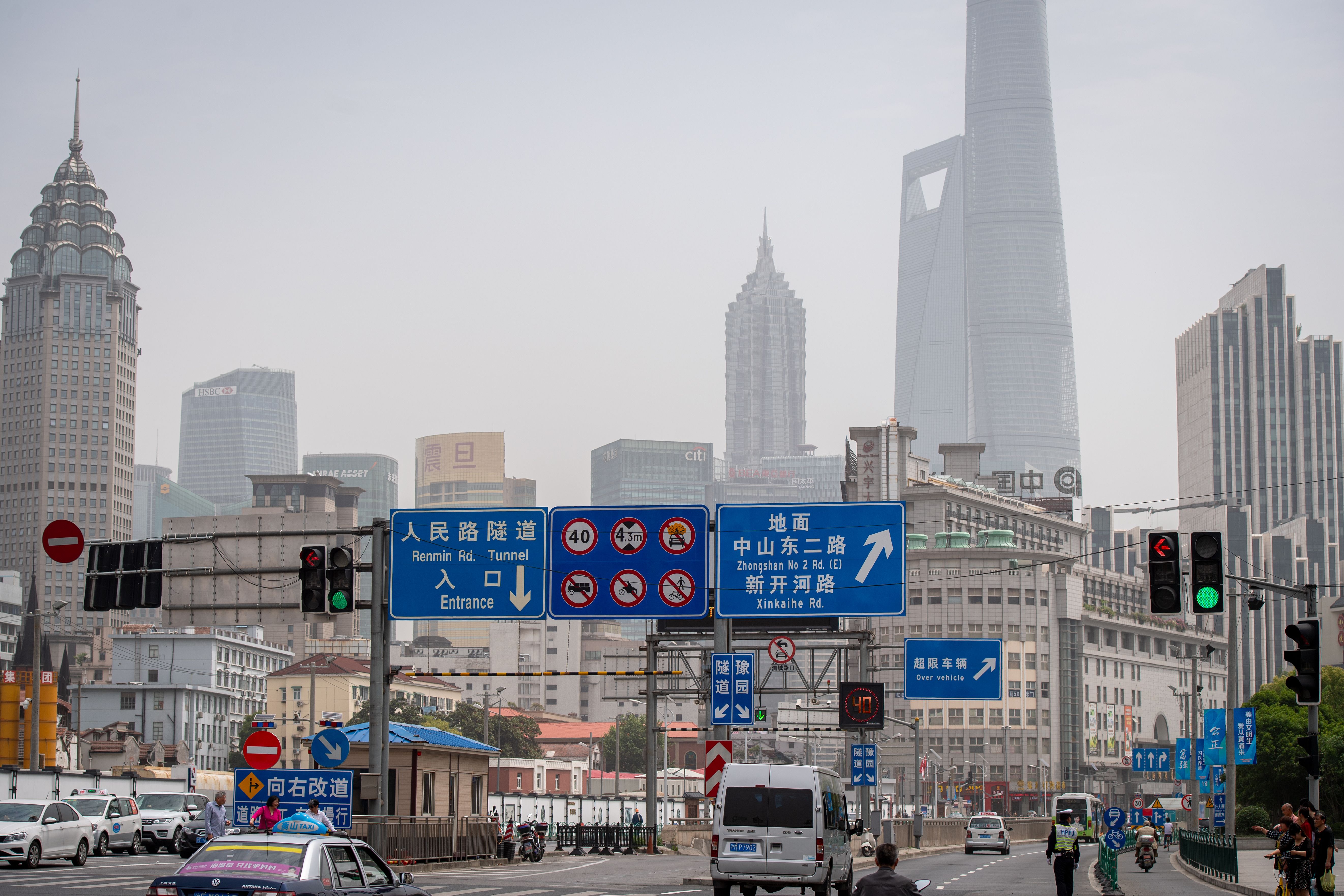 Nanjing Road Shanghai: Surga Belanja & Hiburan di Jantung China!