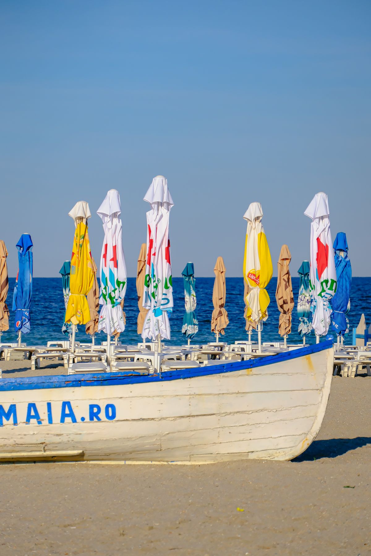 Mamaia Sud - umbrele colorate pe plaja cu nisip