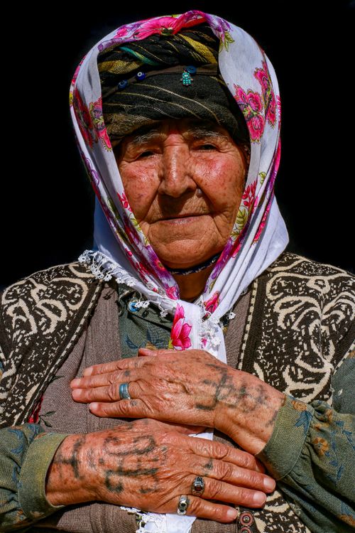 Free Portrait of an elderly woman with tattoos, wearing traditional Turkish attire, taken outdoors in Adıyaman, Türkiye. Stock Photo