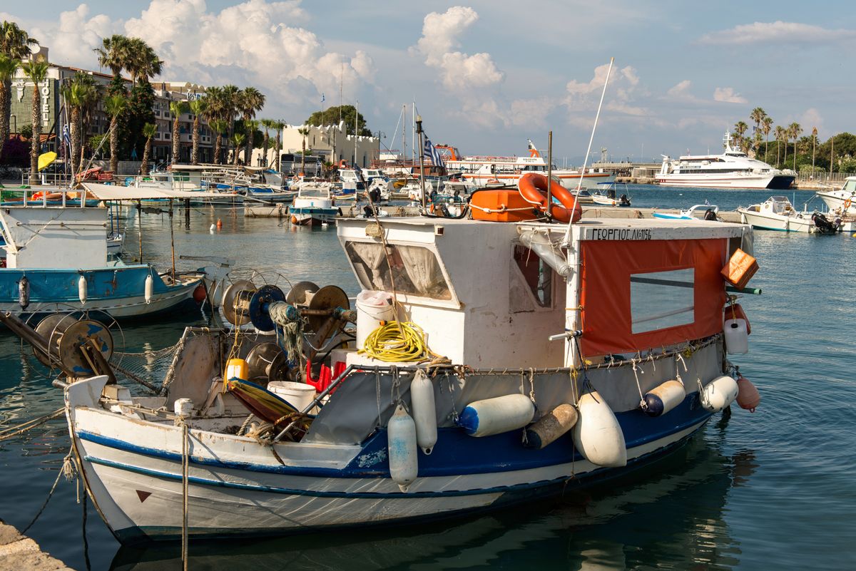 Kos - bărci de pescari în portul cu apă limpede