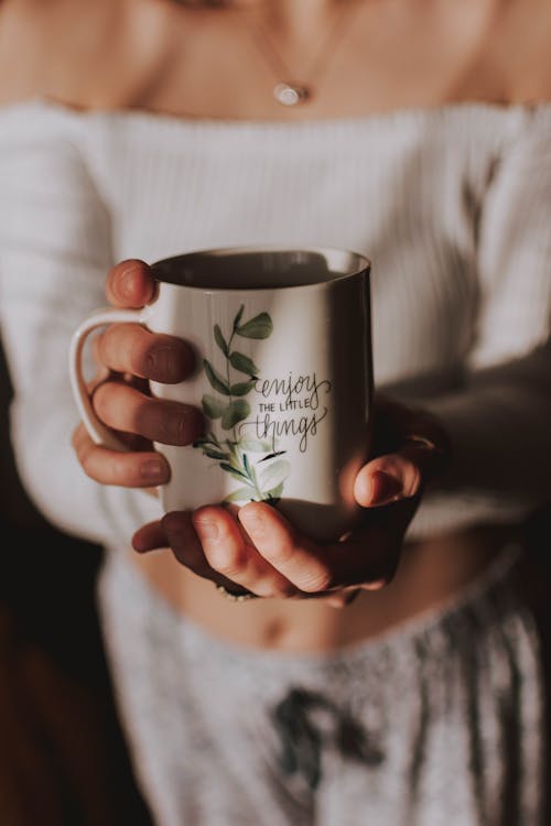 Personne Tenant Une Tasse Blanche Et Verte