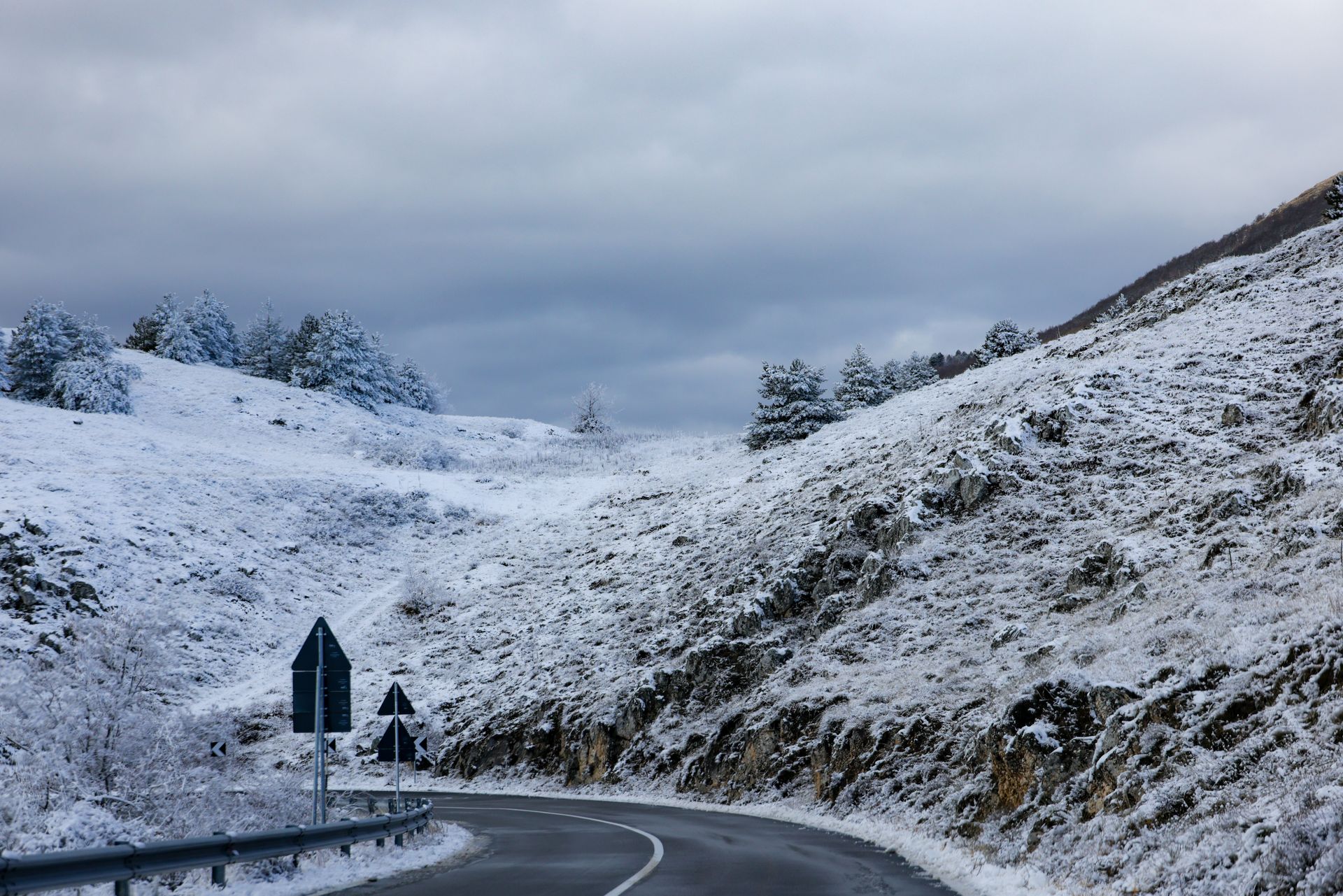 Verschneite Straße als Hinweis auf winterliche Fahrbedingungen.