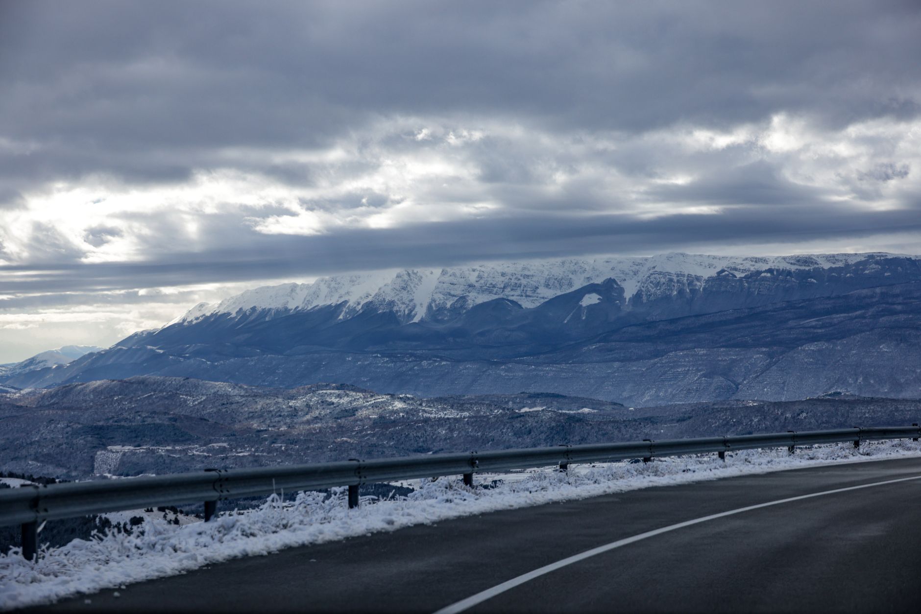 Lebendiger Berg & Winter – Sportwagen Wallpaper