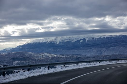 Lebendiger Berg & Winter – Sportwagen Wallpaper