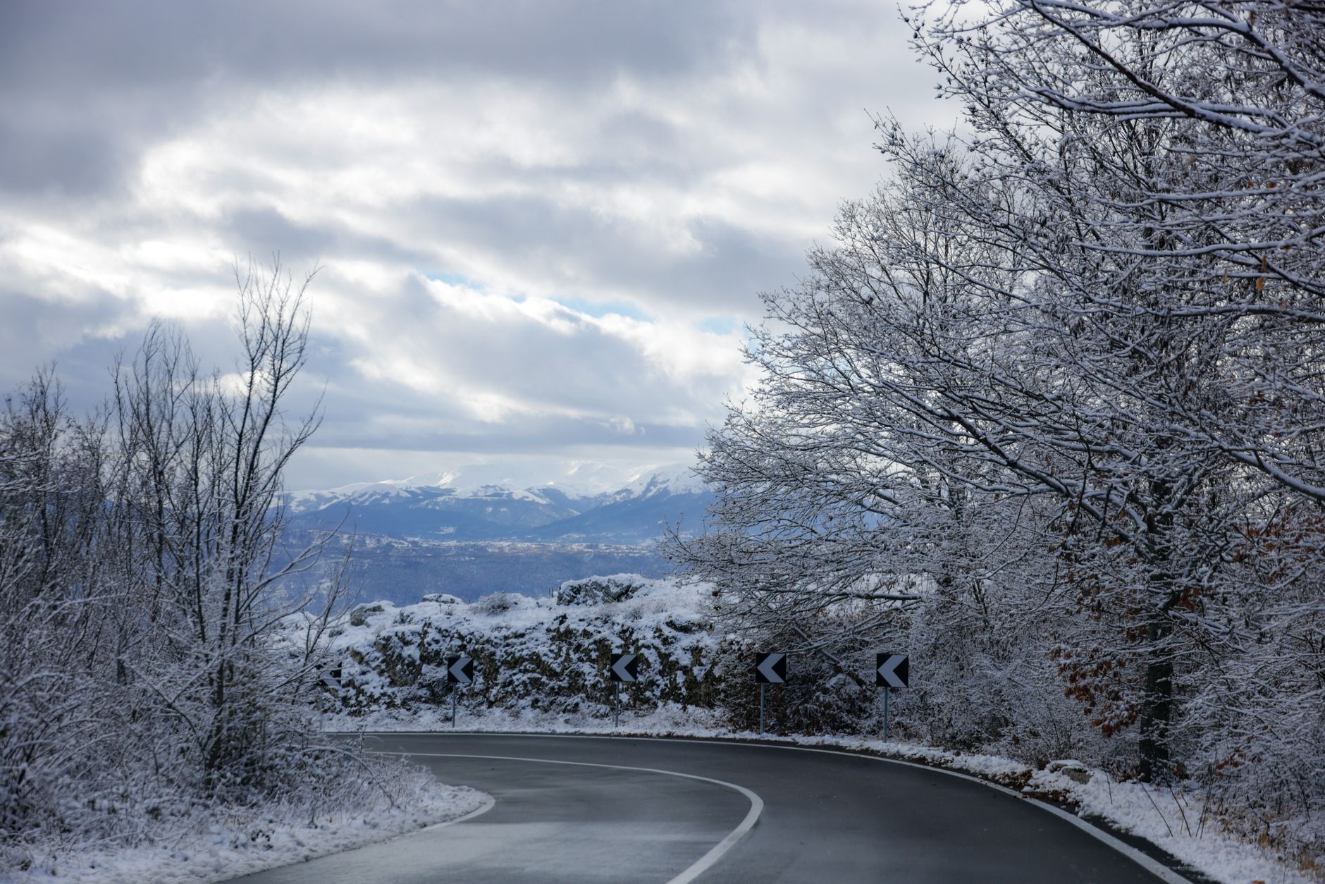 Kar altında kırsal bir yol