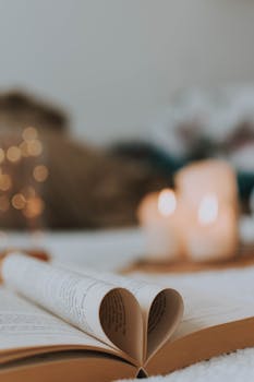 在温暖舒适的环境中，点燃蜡烛，翻阅心形书页，这是完美的放松主题