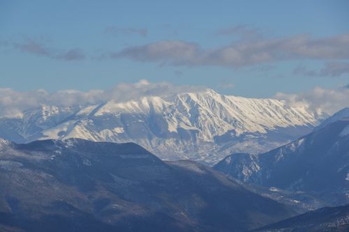 Free Breathtaking view of snow-capped mountains under a clear blue sky, perfect for winter adventures. Stock Photo
