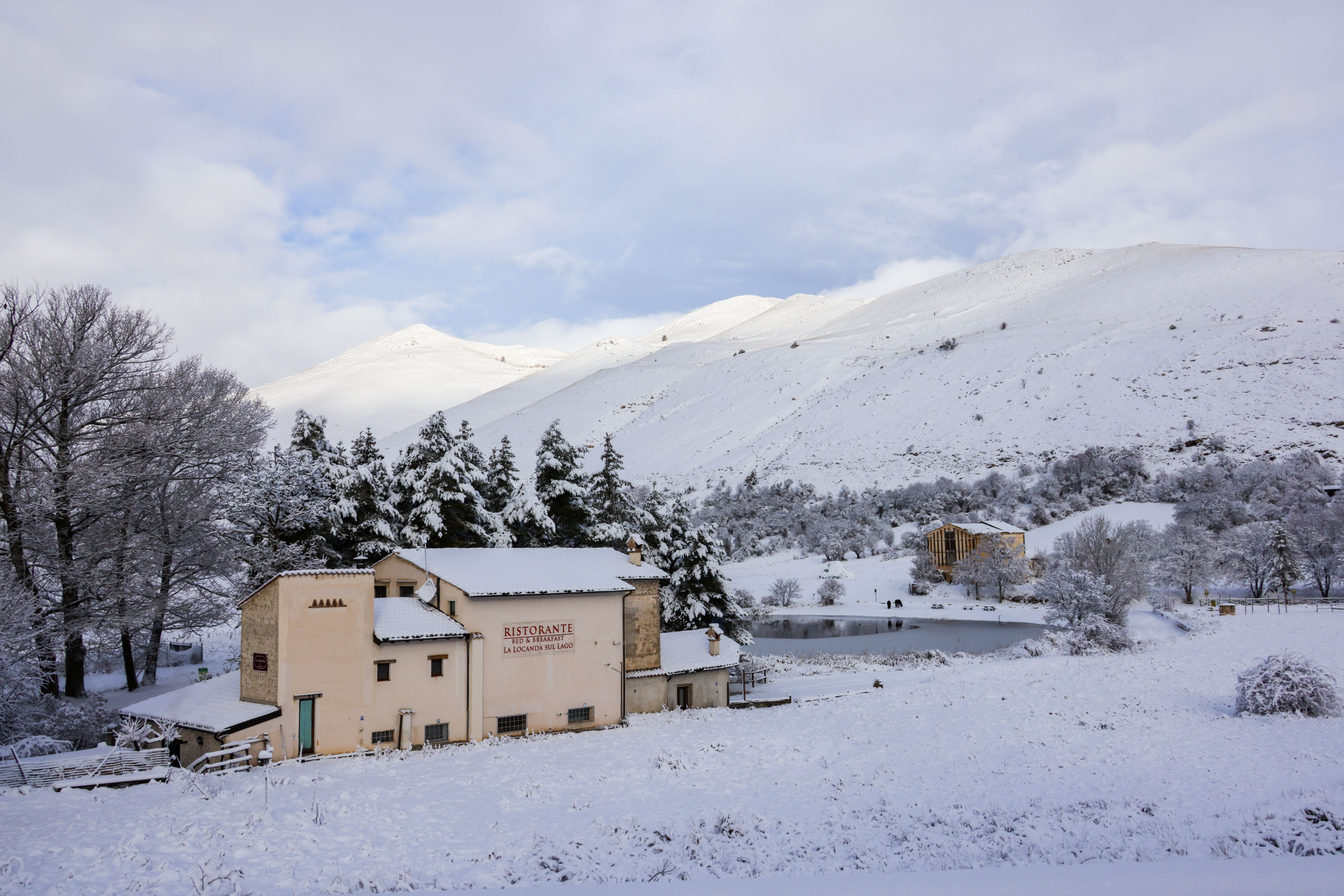 Village italien idyllique recouvert de neige, offrant un paysage hivernal pittoresque et des panoramas sereins.