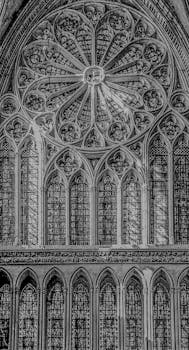 巴黎大教堂的哥特式彩色玻璃以其复杂华丽的设计引人注目