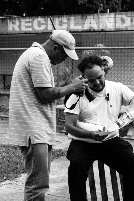 Fotomural Entrevista en la calle en blanco y negro que captura la vida real en el Distrito Federal, Brasil.