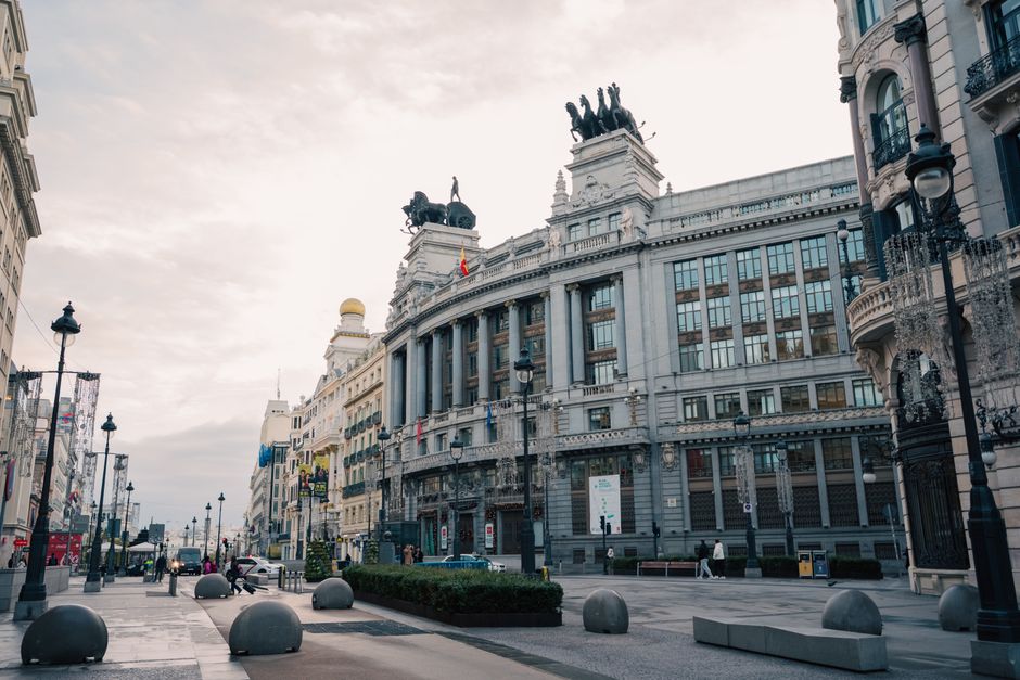 Explora la icónica Gran Vía de Madrid con su elegante arquitectura y vibrante vida callejera.