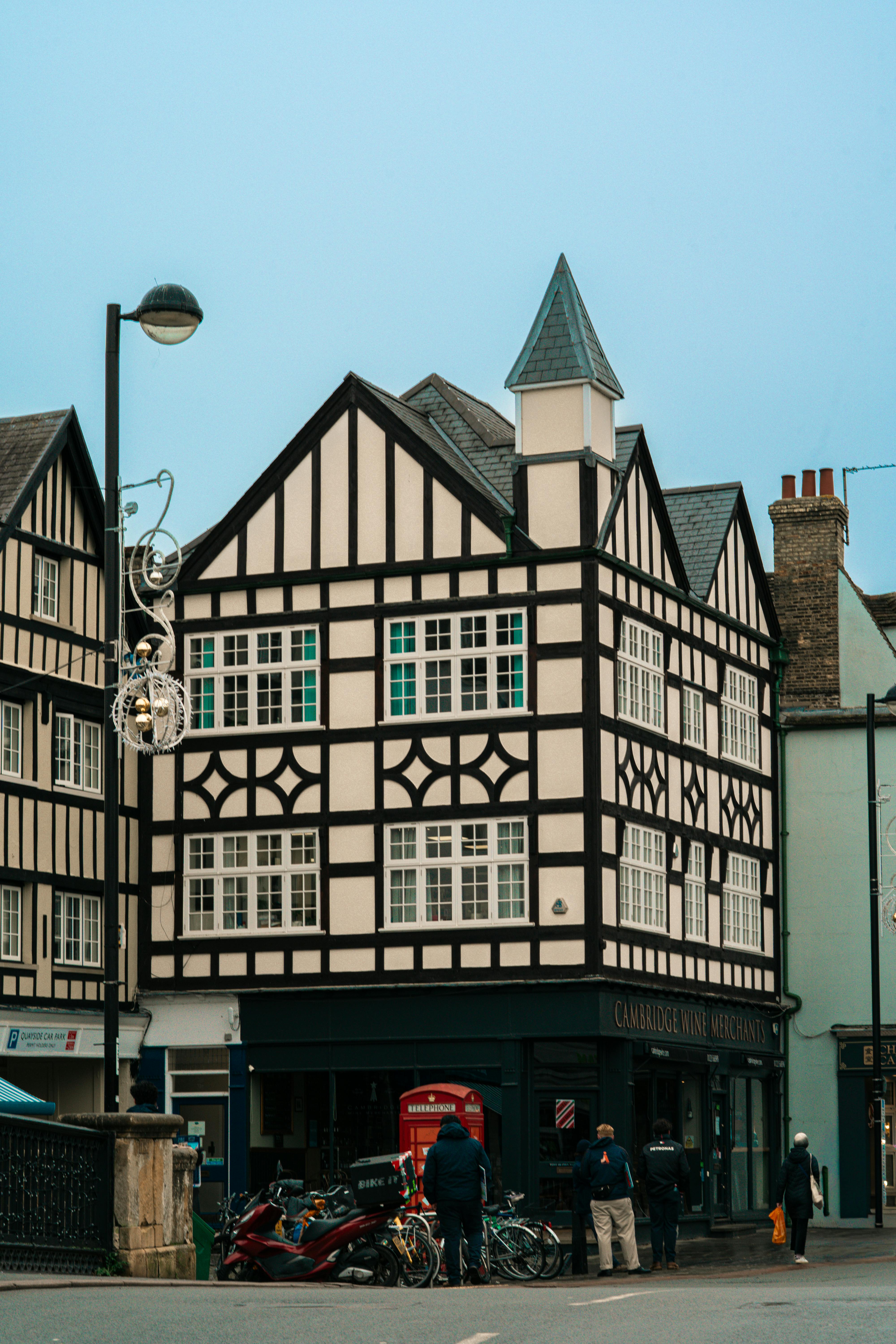 Gratis Elegant bygning i Tudor-stil fotografert på en rolig dag i Cambridge, Storbritannia. Arkivbilde