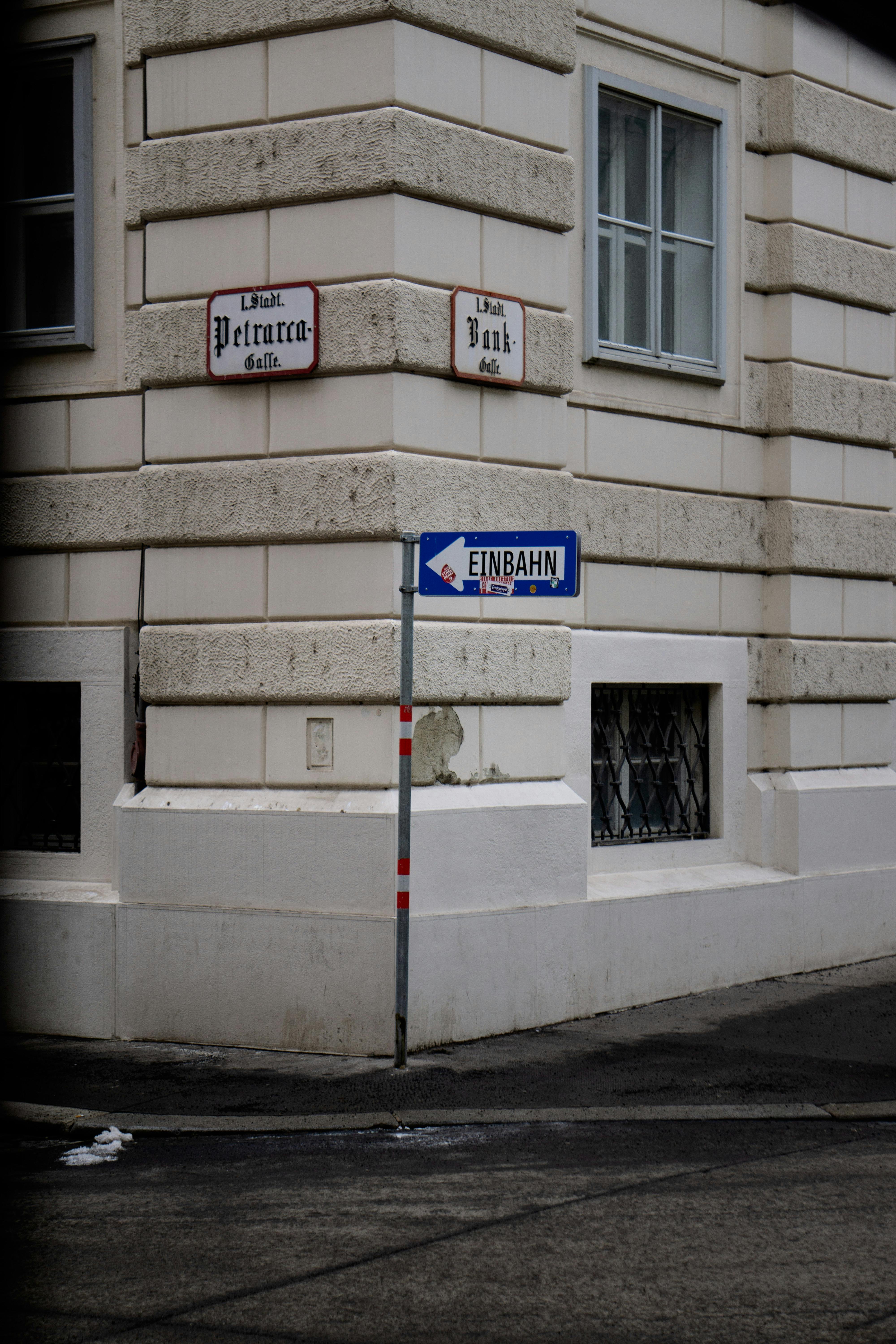 Kostenlos Eine ruhige europäische Straßenecke mit historischer Architektur und Wegweisern. Stock-Foto