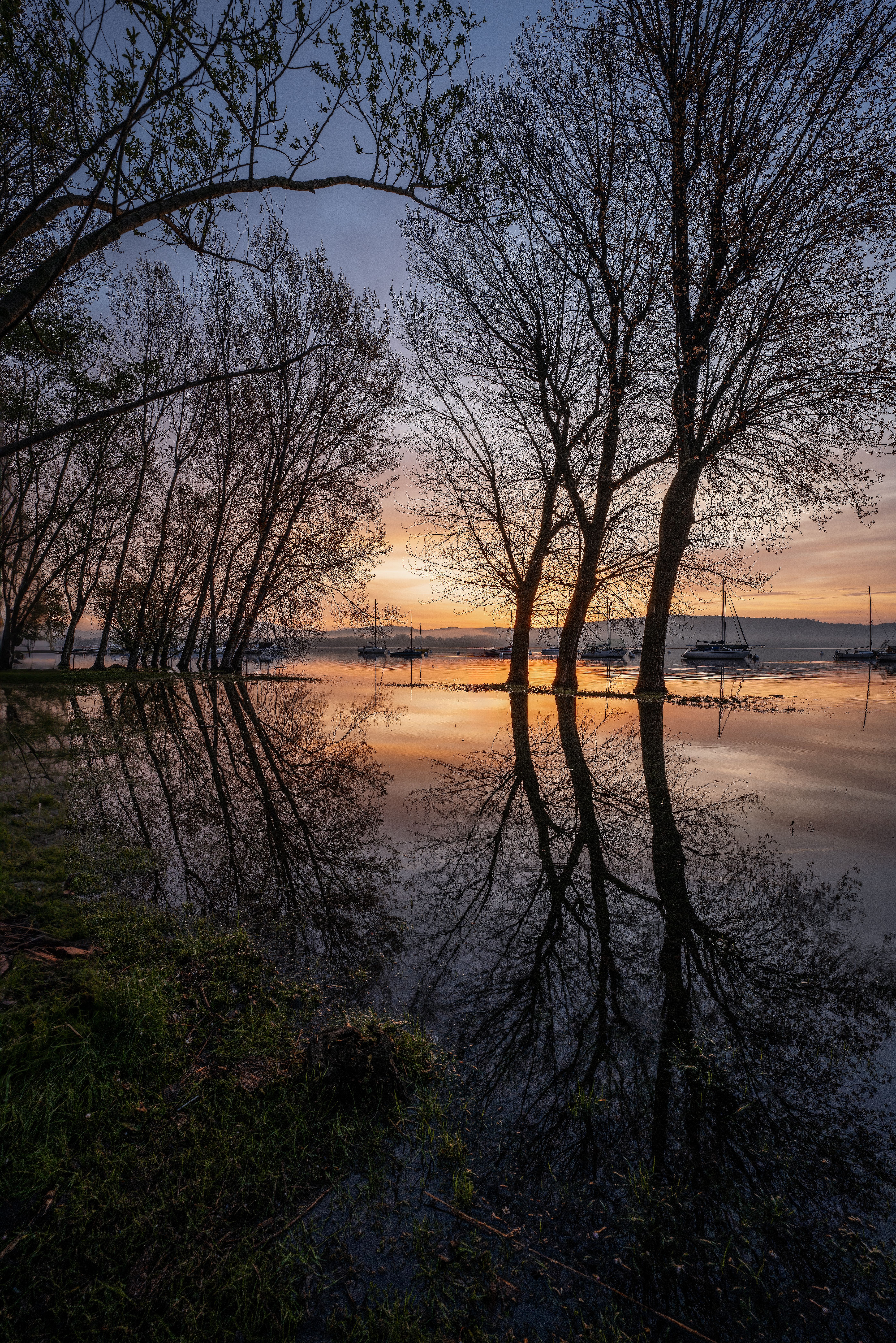 Serene Sunset Reflections on a Calm Lake · Free Stock Photo