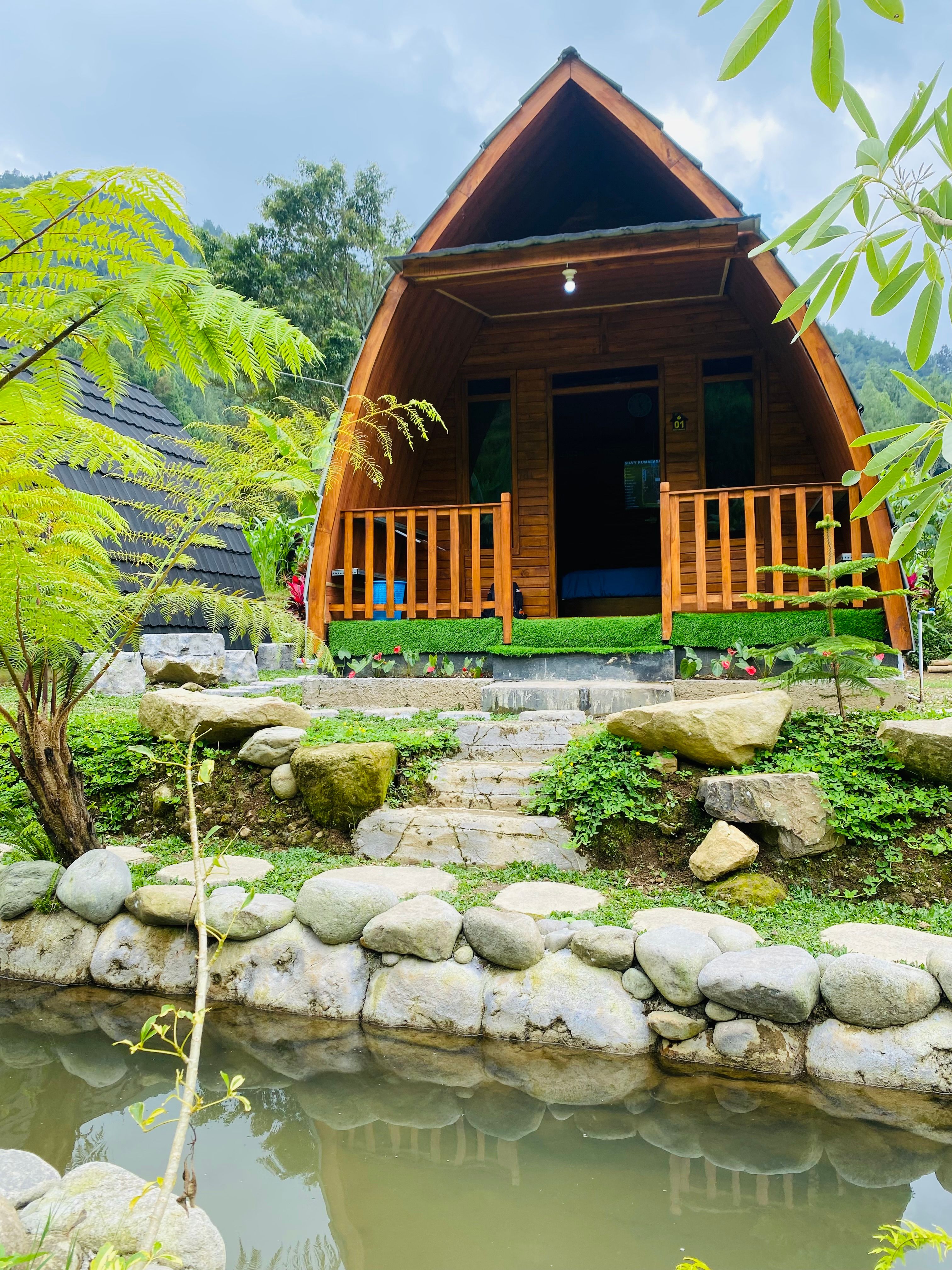 Cozy Wooden Cabin by a Tranquil Pond · Free Stock Photo