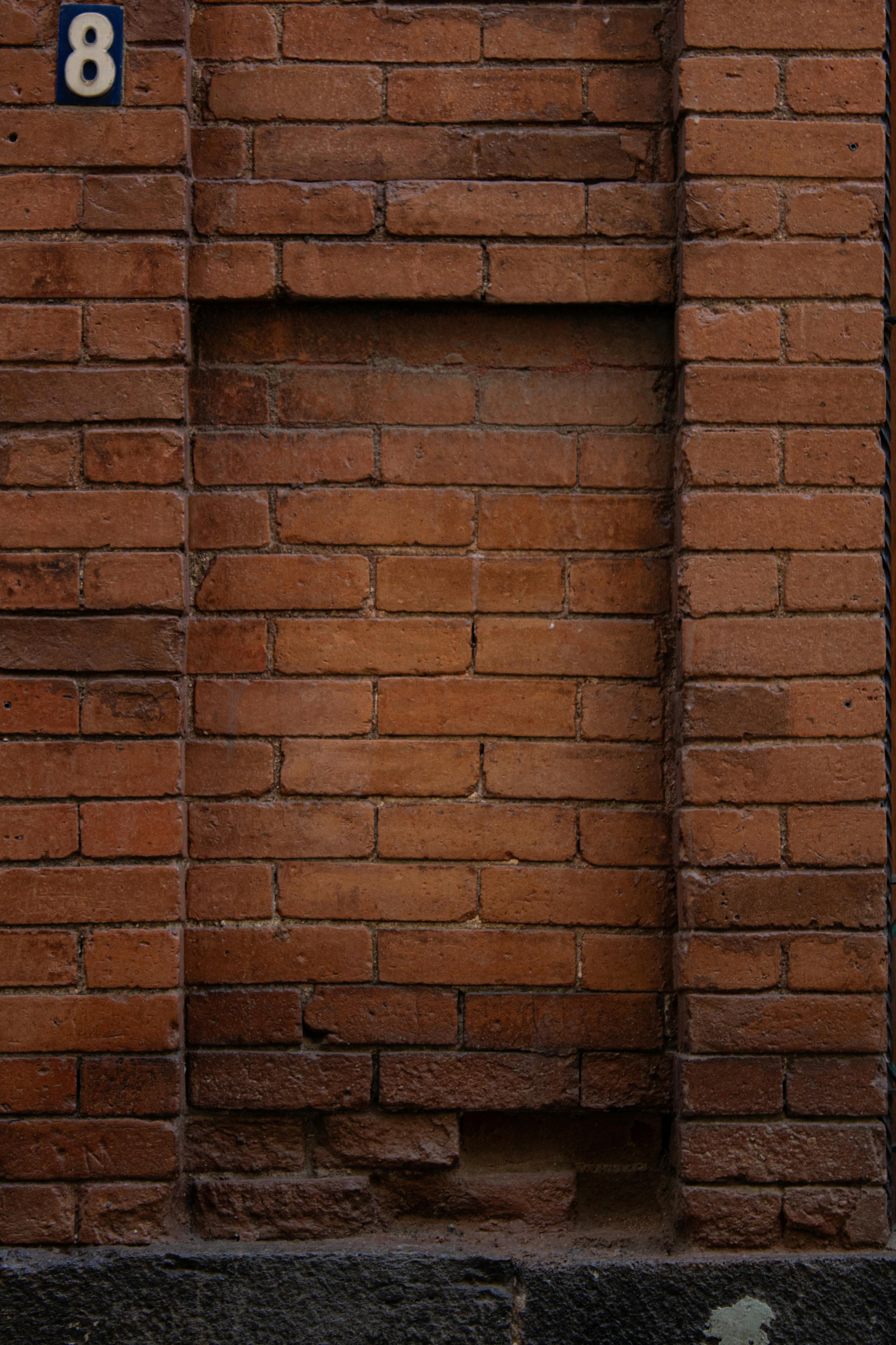 Безкоштовне Стара цегляна стіна з номером 8, що відображає суть архітектури Мехіко. стокове фото