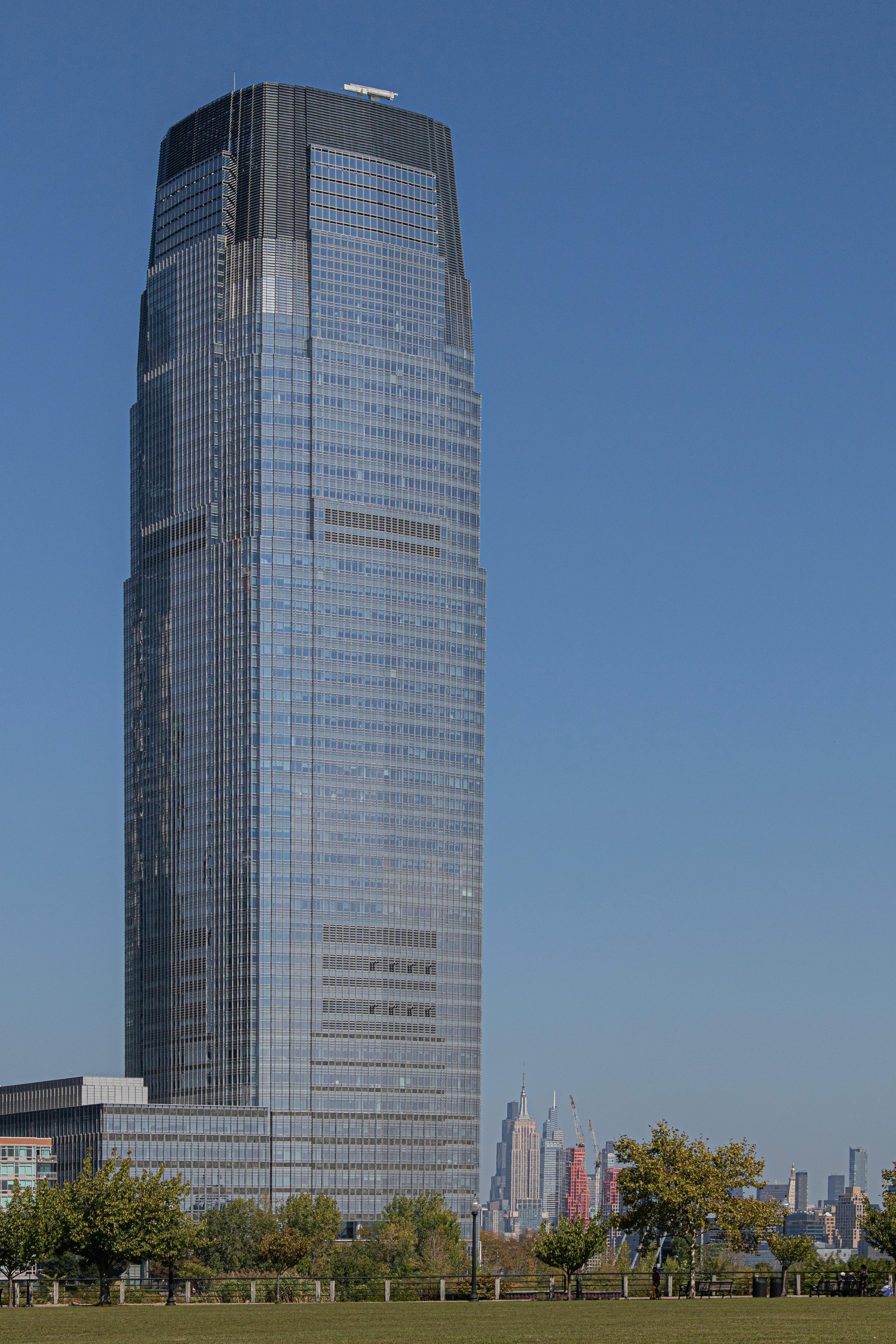 Zadarmo Veža Goldman Sachs pod jasnou modrou oblohou v New Yorku, ktorá predstavuje architektonickú krásu. Fotka z fotobanky