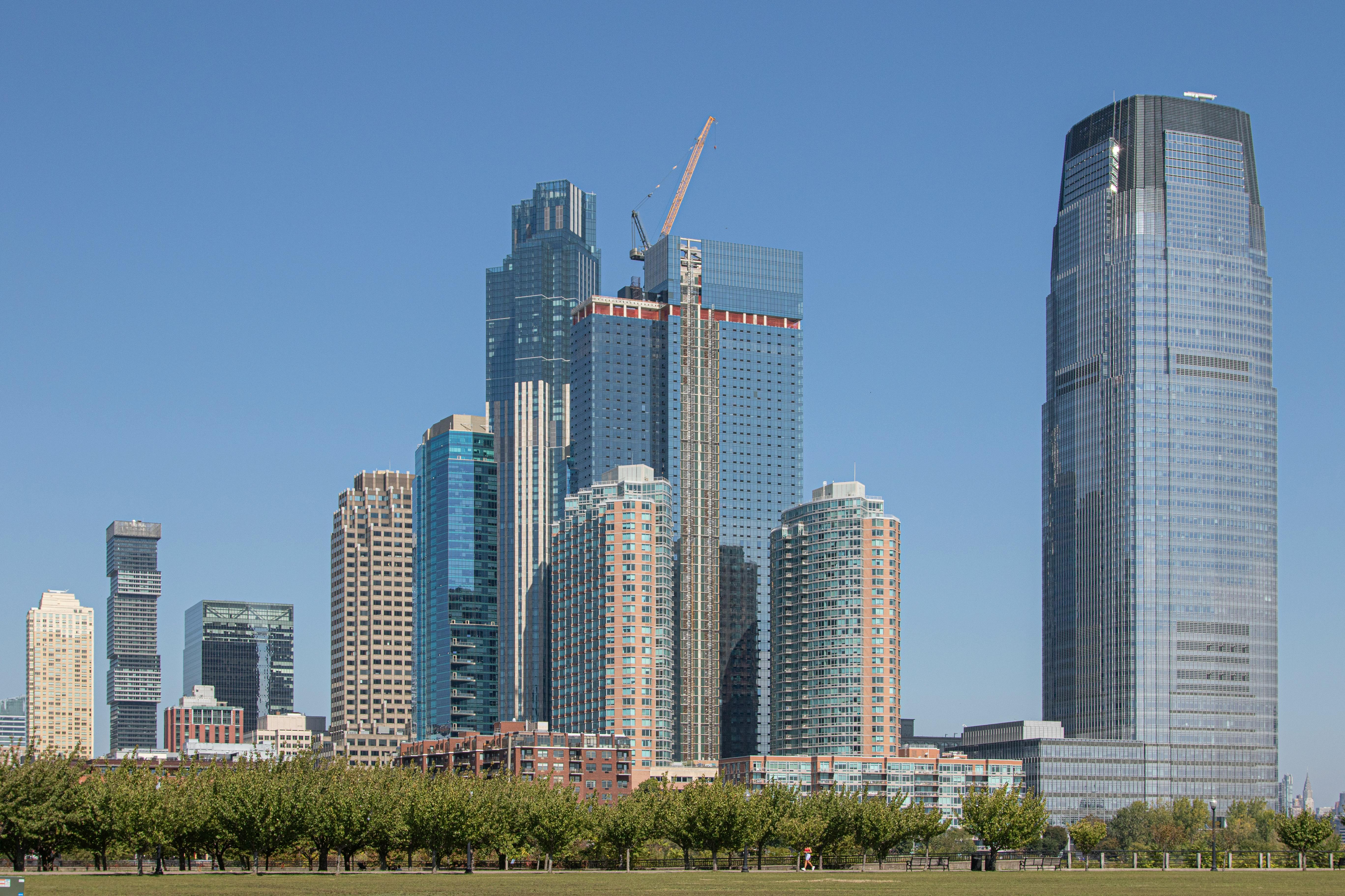 Zadarmo Panoráma dolného Manhattanu s ikonickými mrakodrapmi na pozadí jasnej modrej oblohy. Fotka z fotobanky